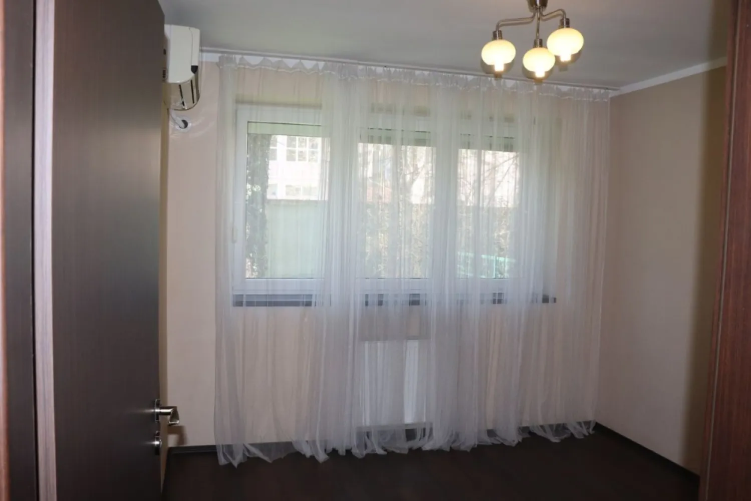 Victoriei, Pasaj, Str. Londra - 2 camere semidec, balcon inchis, bucatarie mobilata si utilata, 2 AC, recomandat: rezidential, birouri, 1+1 garantie.