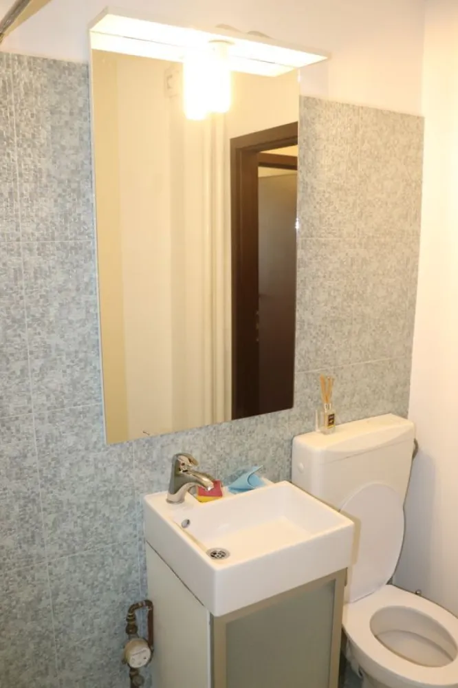 Victoriei, Pasaj, Str. Londra - 2 camere semidec, balcon inchis, bucatarie mobilata si utilata, 2 AC, recomandat: rezidential, birouri, 1+1 garantie.