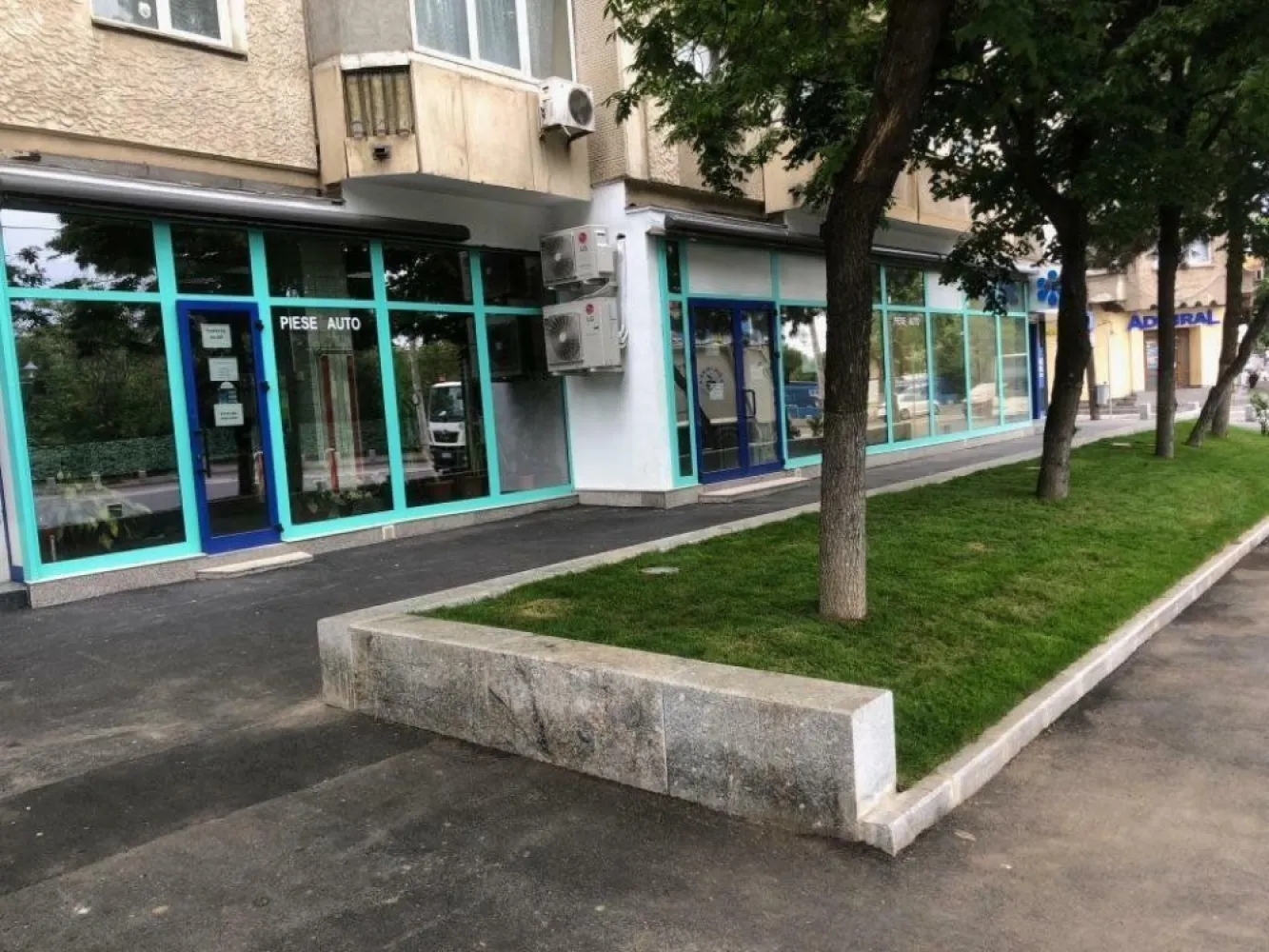 Agenția imobiliara BRASADAS închiriază sp com STRADAL 172mp. - Agenția imobiliara BRASADAS închiriază Spatiu Comercial Stradal in suprafata de 172 m2 cu deschidere 20 m, situat in zona Eroii Revolutiei. Se poate inchiria si pe bucati: 86,64 m2, respectiv 85,39 m2.Cele 2 spatii comunica intre ele,dar beneficiaza de intrari separate. Spatiul beneficiaza de toate utilitatile. Pentru mai multe oferte accesați www.brasadas.com.