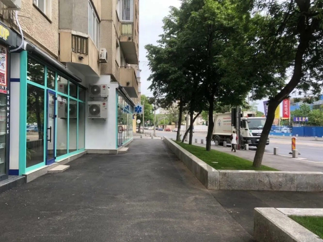 Agenția imobiliara BRASADAS închiriază sp com STRADAL 172mp. - Agenția imobiliara BRASADAS închiriază Spatiu Comercial Stradal in suprafata de 172 m2 cu deschidere 20 m, situat in zona Eroii Revolutiei. Se poate inchiria si pe bucati: 86,64 m2, respectiv 85,39 m2.Cele 2 spatii comunica intre ele,dar beneficiaza de intrari separate. Spatiul beneficiaza de toate utilitatile. Pentru mai multe oferte accesați www.brasadas.com.