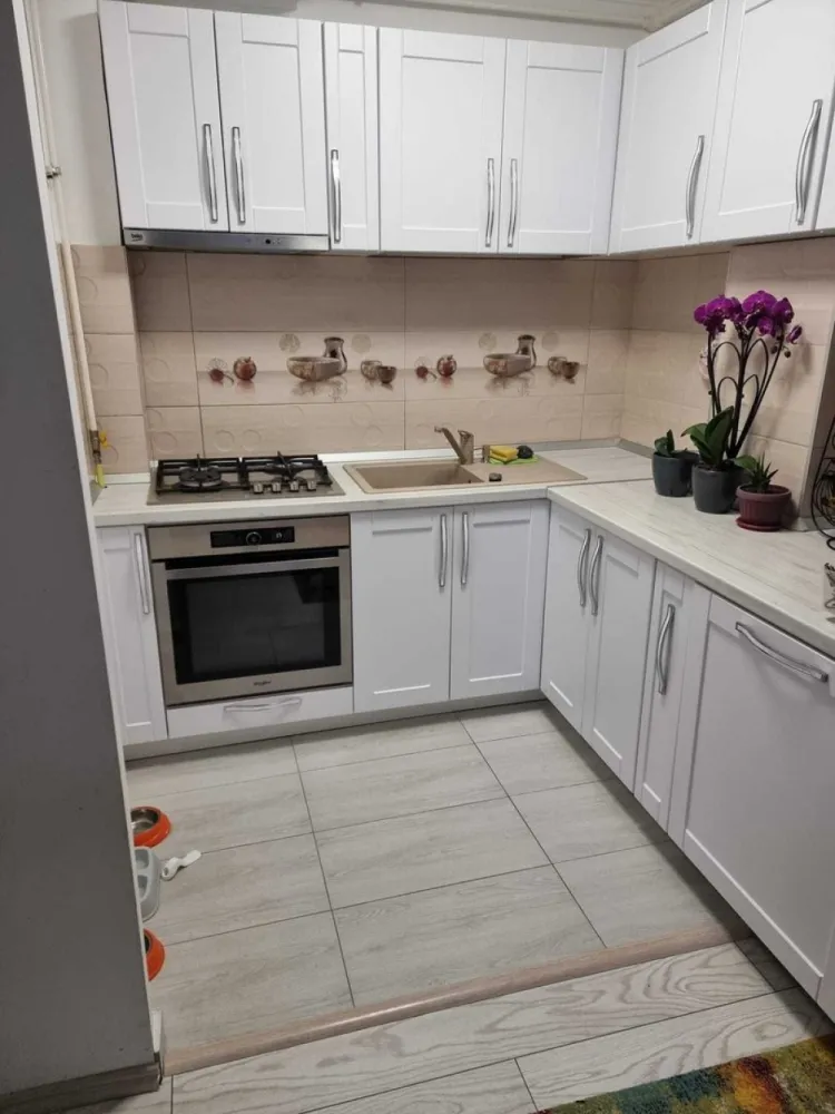 BRASADAS vinde ap cam etaj 2/4 in Micro 16. - Agenția imobiliara BRASADAS vinde apartament cu 3 camere, bucatarie mare, baie cu geam si instalatie sanitara Romstal, 2 camere detin balcon iar balconul de la living detine și un spațiu de depozitare foarte încăpător, în living este AC. Instalația electrica a fost schimbata in totalitate apartamentul renovat in 2019 este situat pe FĂGĂRAȘULUI F10 etaj 2 partea cu Gelert Sandor. Scara renovata,curata cu interfon, pe etaj fiind două apartamente, in subsol detinem un spatiu mare cu geam in care se poate amenaja beci. Persoana fizica exclus colaborari cu agentii imobiliare.Blocul este izolat termic. Pentru mai multe oferte accesați www.brasadas.com.