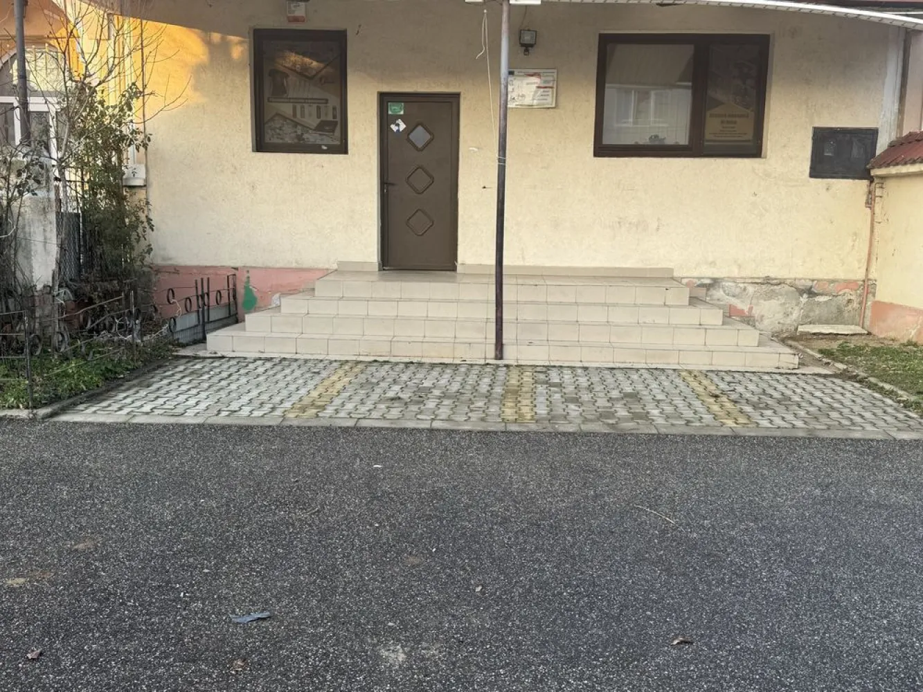 BRASADAS vinde ap Titulescu 100 mp + curte privată birou - Agenția BRASADAS vinde apartament / spatiu comercial spațios, situat la curte, pe strada Gabriel Georgescu, la intrarea în cartierul Titulescu – zonă accesibilă, aproape de centru, ideală atât pentru locuit, cât și pentru activități comerciale. Locuința are 100 mp utili, împărțiți în 4 camere + hol generos, cu baie spațioasă și dotări complete. Curtea privată are acces direct din stradă – perfectă pentru parcare sau zonă de relaxare. În plus, proprietatea beneficiază de 60 mp cotă parte din curtea comună, unde se află și un depozit/garaj metalic util pentru depozitare. Utilități disponibile: • Curent trifazic 380V • Grup sanitar complet • Geamuri mari, cu lumină naturală bună • Spațiu bine întreținut, versatil și adaptabil Este o alegere ideală pentru cei care doresc o locuință cu acces facil, dar și pentru profesii liberale, birouri, cabinete sau activități independente. Pentru mai multe oferte accesați www.brasadas.com.