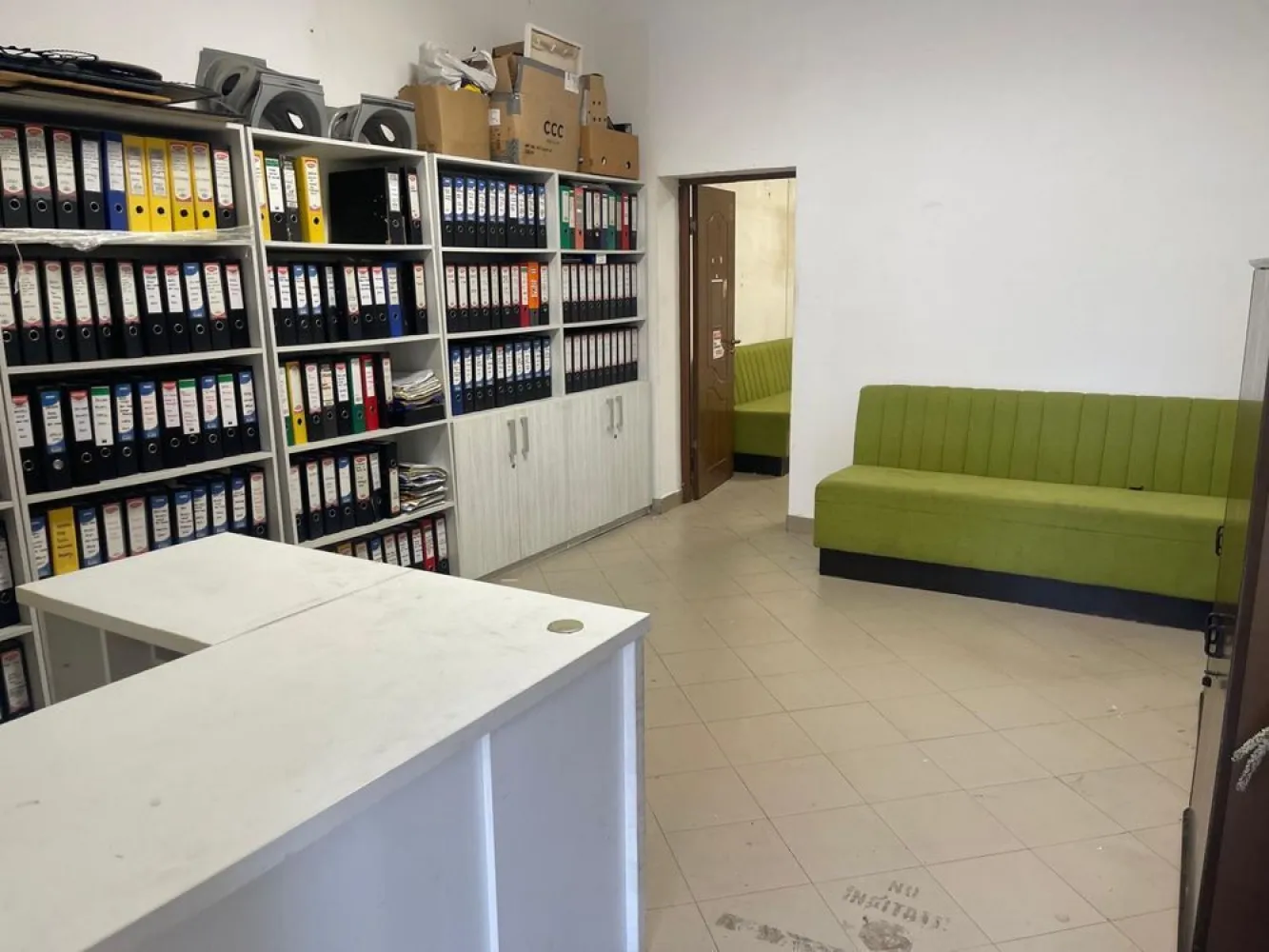 BRASADAS vinde ap Titulescu 100 mp + curte privată birou - Agenția BRASADAS vinde apartament / spatiu comercial spațios, situat la curte, pe strada Gabriel Georgescu, la intrarea în cartierul Titulescu – zonă accesibilă, aproape de centru, ideală atât pentru locuit, cât și pentru activități comerciale. Locuința are 100 mp utili, împărțiți în 4 camere + hol generos, cu baie spațioasă și dotări complete. Curtea privată are acces direct din stradă – perfectă pentru parcare sau zonă de relaxare. În plus, proprietatea beneficiază de 60 mp cotă parte din curtea comună, unde se află și un depozit/garaj metalic util pentru depozitare. Utilități disponibile: • Curent trifazic 380V • Grup sanitar complet • Geamuri mari, cu lumină naturală bună • Spațiu bine întreținut, versatil și adaptabil Este o alegere ideală pentru cei care doresc o locuință cu acces facil, dar și pentru profesii liberale, birouri, cabinete sau activități independente. Pentru mai multe oferte accesați www.brasadas.com.