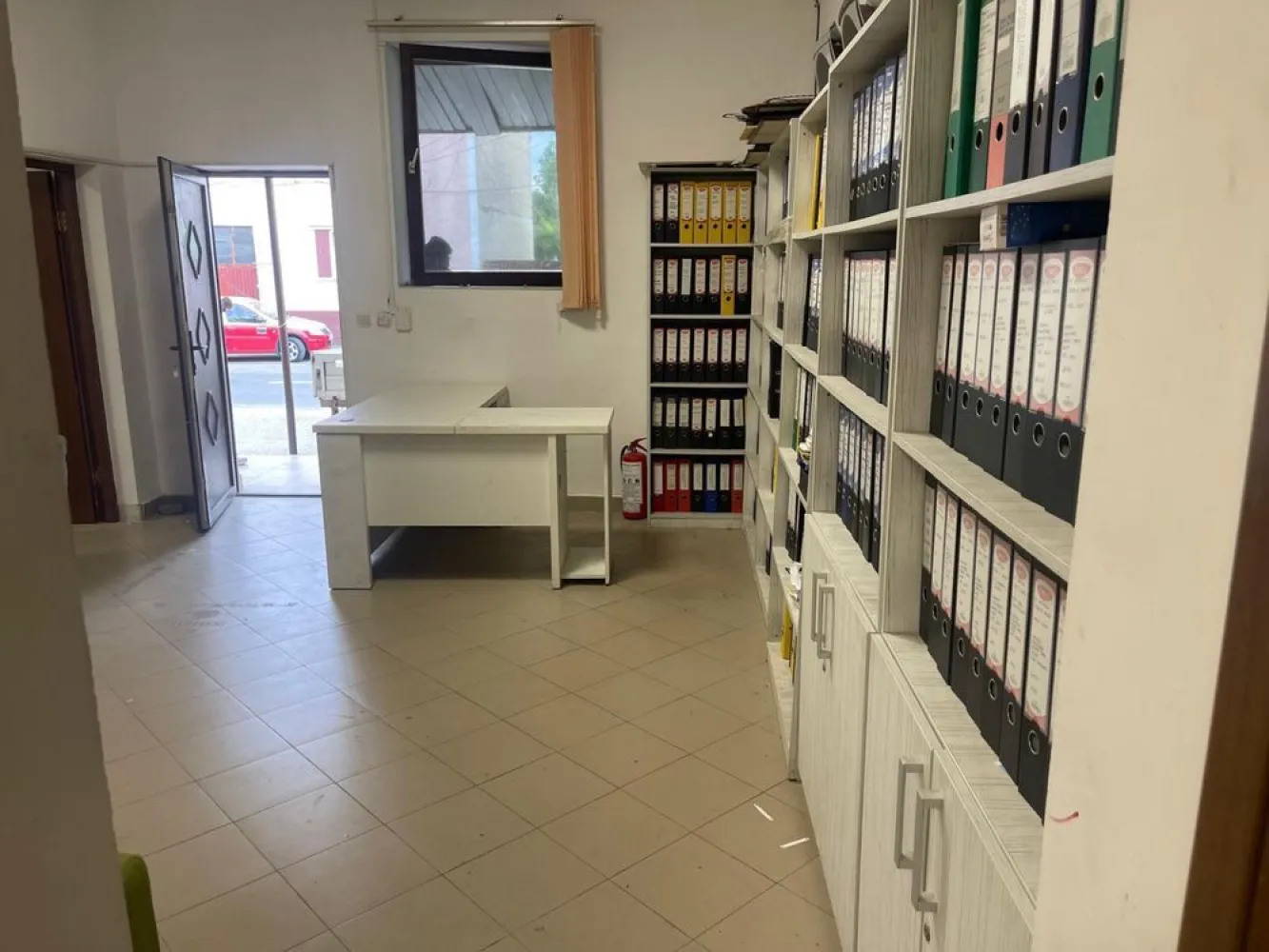 BRASADAS vinde ap Titulescu 100 mp + curte privată birou - Agenția BRASADAS vinde apartament / spatiu comercial spațios, situat la curte, pe strada Gabriel Georgescu, la intrarea în cartierul Titulescu – zonă accesibilă, aproape de centru, ideală atât pentru locuit, cât și pentru activități comerciale. Locuința are 100 mp utili, împărțiți în 4 camere + hol generos, cu baie spațioasă și dotări complete. Curtea privată are acces direct din stradă – perfectă pentru parcare sau zonă de relaxare. În plus, proprietatea beneficiază de 60 mp cotă parte din curtea comună, unde se află și un depozit/garaj metalic util pentru depozitare. Utilități disponibile: • Curent trifazic 380V • Grup sanitar complet • Geamuri mari, cu lumină naturală bună • Spațiu bine întreținut, versatil și adaptabil Este o alegere ideală pentru cei care doresc o locuință cu acces facil, dar și pentru profesii liberale, birouri, cabinete sau activități independente. Pentru mai multe oferte accesați www.brasadas.com.