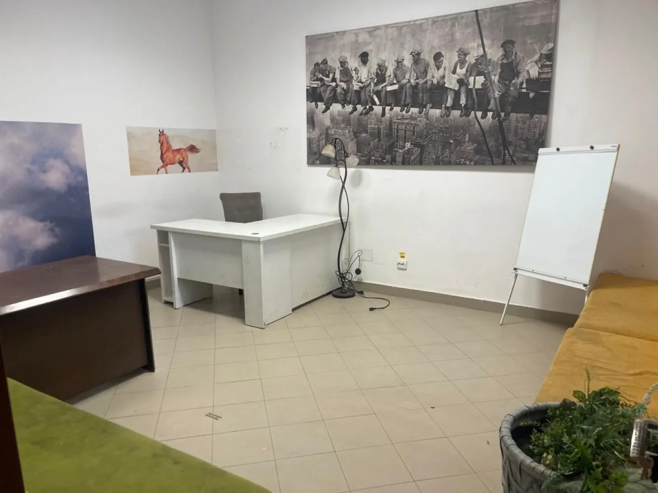 BRASADAS vinde ap Titulescu 100 mp + curte privată birou - Agenția BRASADAS vinde apartament / spatiu comercial spațios, situat la curte, pe strada Gabriel Georgescu, la intrarea în cartierul Titulescu – zonă accesibilă, aproape de centru, ideală atât pentru locuit, cât și pentru activități comerciale. Locuința are 100 mp utili, împărțiți în 4 camere + hol generos, cu baie spațioasă și dotări complete. Curtea privată are acces direct din stradă – perfectă pentru parcare sau zonă de relaxare. În plus, proprietatea beneficiază de 60 mp cotă parte din curtea comună, unde se află și un depozit/garaj metalic util pentru depozitare. Utilități disponibile: • Curent trifazic 380V • Grup sanitar complet • Geamuri mari, cu lumină naturală bună • Spațiu bine întreținut, versatil și adaptabil Este o alegere ideală pentru cei care doresc o locuință cu acces facil, dar și pentru profesii liberale, birouri, cabinete sau activități independente. Pentru mai multe oferte accesați www.brasadas.com.