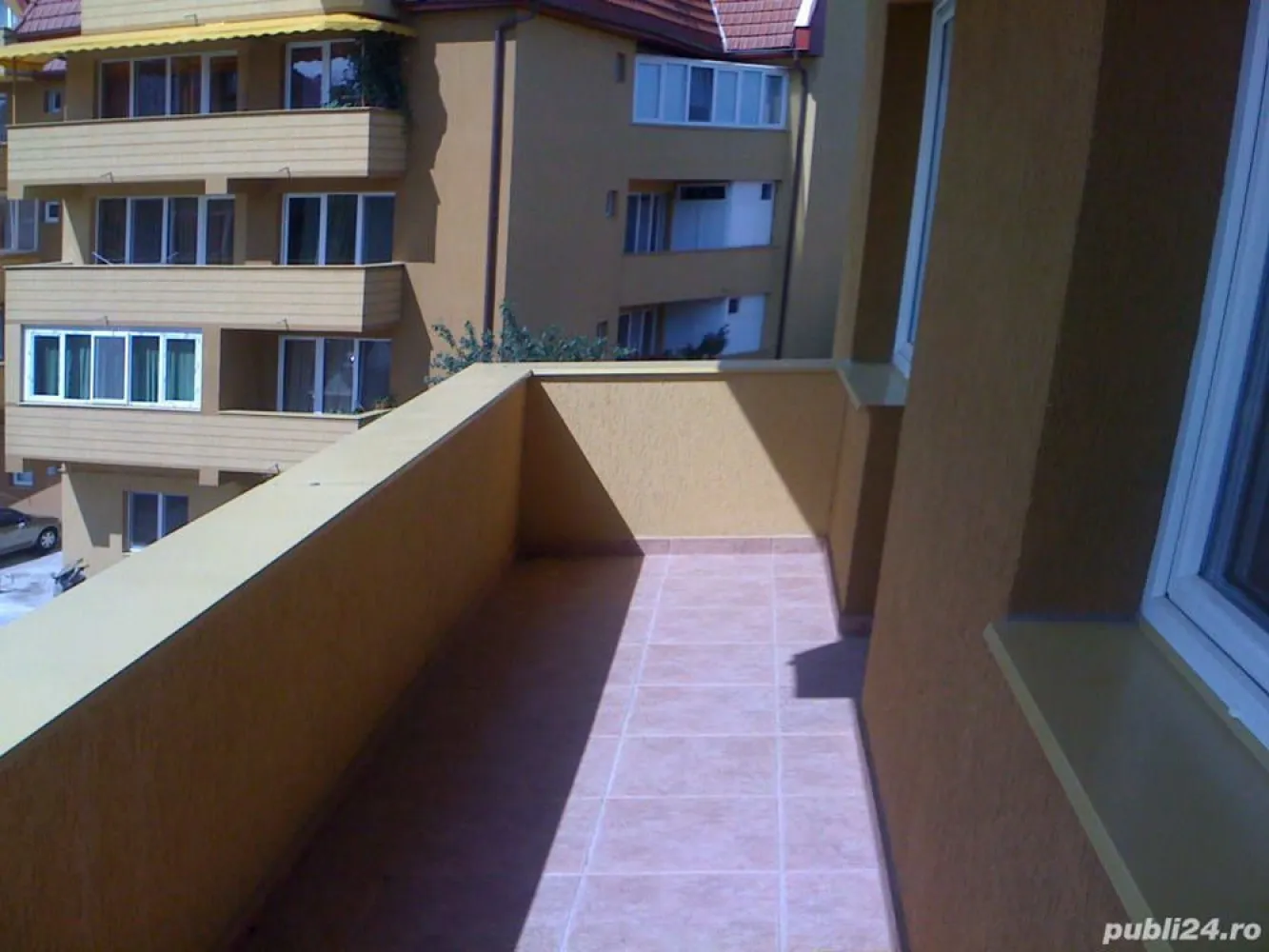 BRASADAS vinde ap 2 cam etaj 2/3 zona CENTRALA. - Agenția imobiliara BRASADAS vinde apartament central , nou ,niciodata locuit ,situat in zona străzii Paris ,Piața Mică, izolat , la etaj 2 din P+3+M , două apartamente palier, curte interioară și parcare , compus din hol , baie cu geam , bucătărie închisă, living și dormitor spațios ambele cu ieșire la terasă, suprafața utilă 70 M2 , la care se adaugă la subsol spatiu de depozitare 10mp. Pentru mai multe oferte accesați www.brasadas.com.
