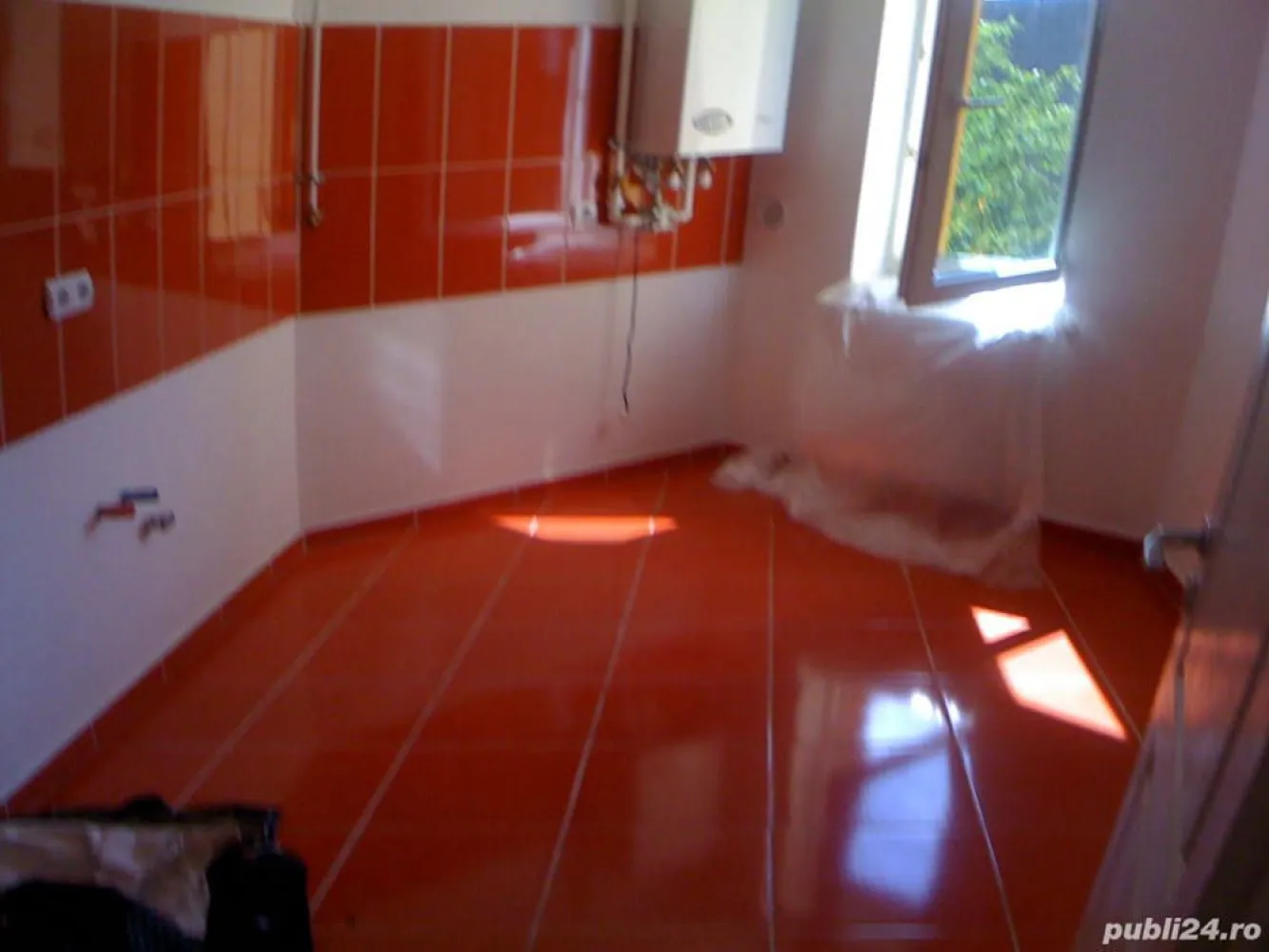 BRASADAS vinde ap 2 cam etaj 2/3 zona CENTRALA. - Agenția imobiliara BRASADAS vinde apartament central , nou ,niciodata locuit ,situat in zona străzii Paris ,Piața Mică, izolat , la etaj 2 din P+3+M , două apartamente palier, curte interioară și parcare , compus din hol , baie cu geam , bucătărie închisă, living și dormitor spațios ambele cu ieșire la terasă, suprafața utilă 70 M2 , la care se adaugă la subsol spatiu de depozitare 10mp. Pentru mai multe oferte accesați www.brasadas.com.