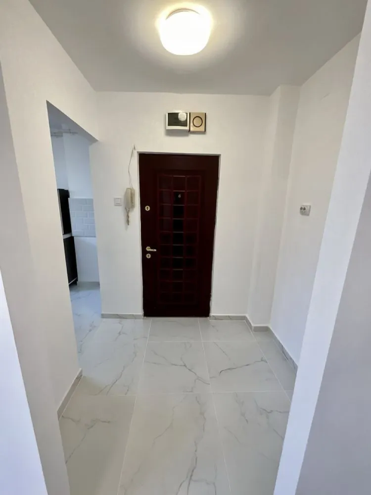 BRASADAS vinde ap 2 cam central etaj 3/4. - Agenția imobiliara BRASADAS vinde un apartament deosebit cu 2 camere semidecomandat, situat la etajul 3/4 in centrul orasului pe str. Stefan cel Mare, bloc din caramida. Apartamentul a fost renovat recent in totalitate, dispune de o suprafata utila de 50mp, compus din 2 camere, 2 holuri, 1 baie, 1 balcon, 1 bucatarie + mobilier, 1 debara (unde se afla centrala termica noua cu garantie 5 ani). Fiind intr-o zona centrala si linistita, are acces facil la mijloacele de transport in comun, spital,scoli, magazine, piata, etc... Pentru mai multe oferte accesați www.brasadas.com.