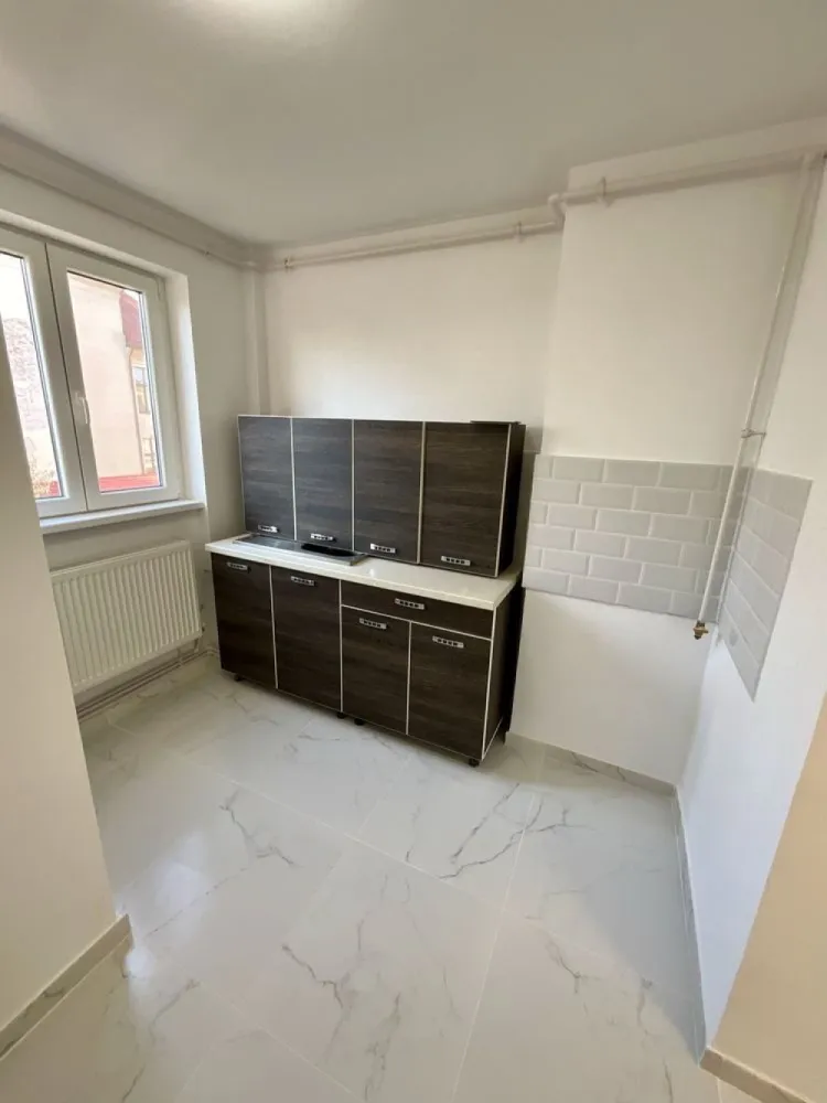 BRASADAS vinde ap 2 cam central etaj 3/4. - Agenția imobiliara BRASADAS vinde un apartament deosebit cu 2 camere semidecomandat, situat la etajul 3/4 in centrul orasului pe str. Stefan cel Mare, bloc din caramida. Apartamentul a fost renovat recent in totalitate, dispune de o suprafata utila de 50mp, compus din 2 camere, 2 holuri, 1 baie, 1 balcon, 1 bucatarie + mobilier, 1 debara (unde se afla centrala termica noua cu garantie 5 ani). Fiind intr-o zona centrala si linistita, are acces facil la mijloacele de transport in comun, spital,scoli, magazine, piata, etc... Pentru mai multe oferte accesați www.brasadas.com.