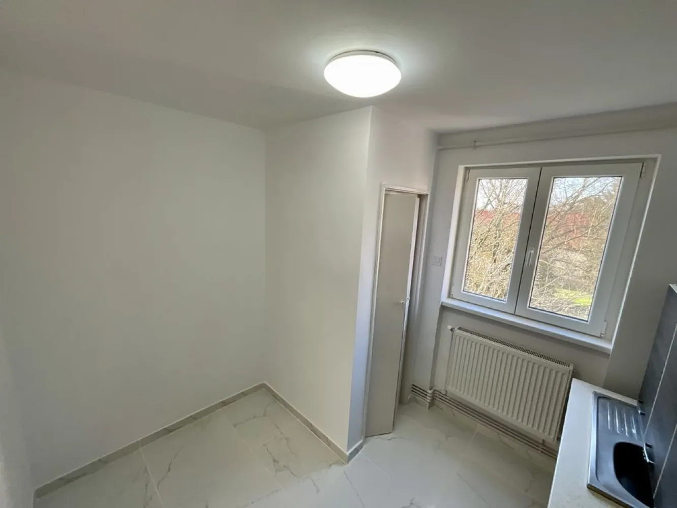 BRASADAS vinde ap 2 cam central etaj 3/4. - Agenția imobiliara BRASADAS vinde un apartament deosebit cu 2 camere semidecomandat, situat la etajul 3/4 in centrul orasului pe str. Stefan cel Mare, bloc din caramida. Apartamentul a fost renovat recent in totalitate, dispune de o suprafata utila de 50mp, compus din 2 camere, 2 holuri, 1 baie, 1 balcon, 1 bucatarie + mobilier, 1 debara (unde se afla centrala termica noua cu garantie 5 ani). Fiind intr-o zona centrala si linistita, are acces facil la mijloacele de transport in comun, spital,scoli, magazine, piata, etc... Pentru mai multe oferte accesați www.brasadas.com.