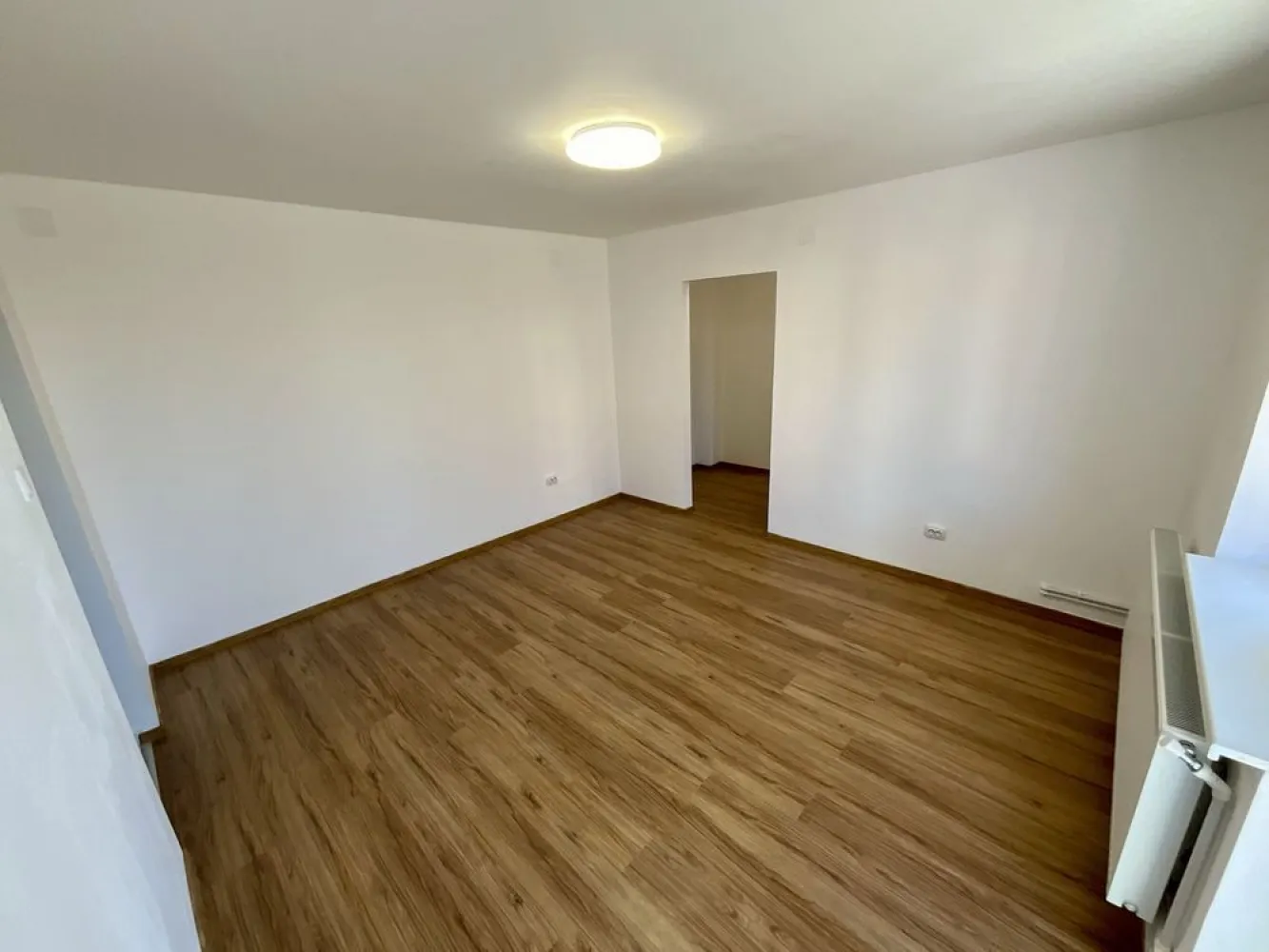 BRASADAS vinde ap 2 cam central etaj 3/4. - Agenția imobiliara BRASADAS vinde un apartament deosebit cu 2 camere semidecomandat, situat la etajul 3/4 in centrul orasului pe str. Stefan cel Mare, bloc din caramida. Apartamentul a fost renovat recent in totalitate, dispune de o suprafata utila de 50mp, compus din 2 camere, 2 holuri, 1 baie, 1 balcon, 1 bucatarie + mobilier, 1 debara (unde se afla centrala termica noua cu garantie 5 ani). Fiind intr-o zona centrala si linistita, are acces facil la mijloacele de transport in comun, spital,scoli, magazine, piata, etc... Pentru mai multe oferte accesați www.brasadas.com.