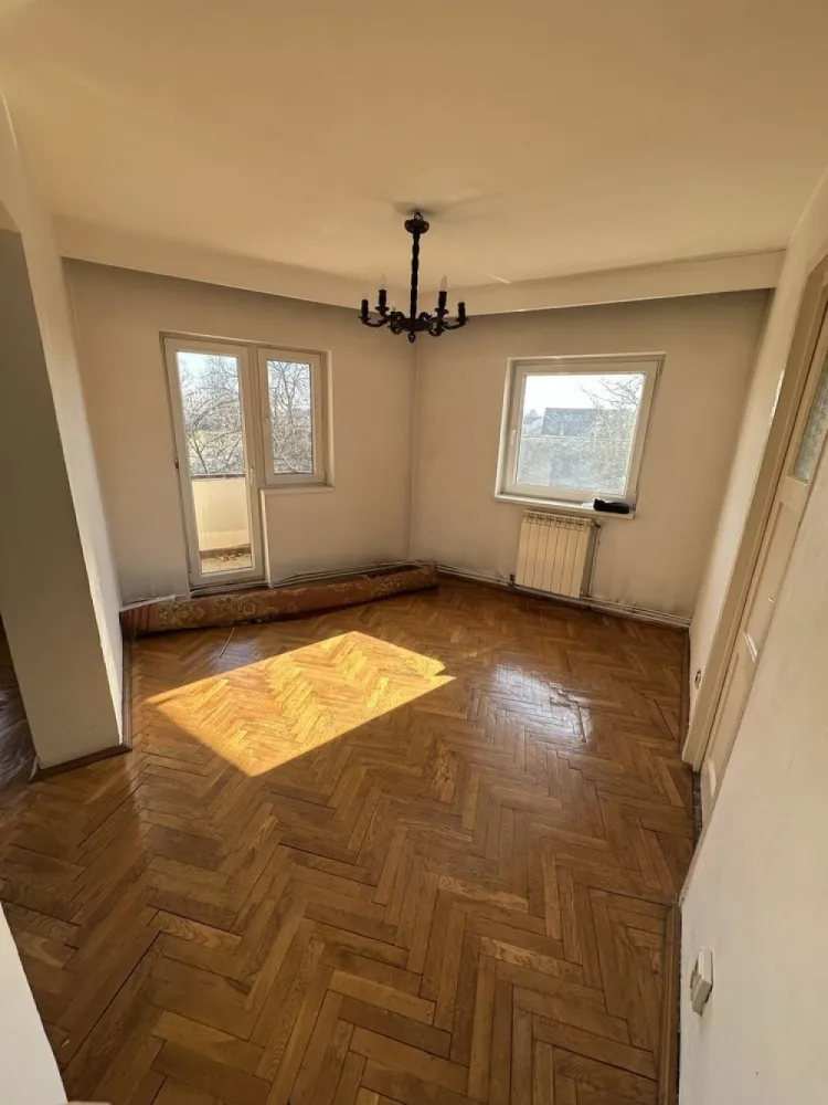 BRASADAS vinde ap 5 cam CARAMIDA etaj 1 zona Lic. ECONOMIC. - Agenția BRASADAS vinde apartament cu 5 camere din CARAMIDA la etajul 1 in zona Liceului Economic. Apartamentul are : 2 bai 3 debarale 3 balcoane 170 mp-construiti 112 mp-utili Centrala pe gaze Pentru mai multe oferte accesați www.brasadas.com.