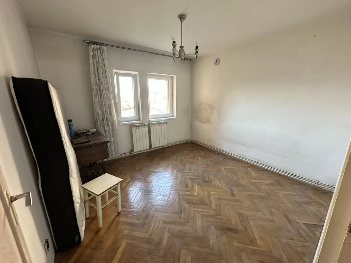 BRASADAS vinde ap 5 cam CARAMIDA etaj 1 zona Lic. ECONOMIC. - Agenția BRASADAS vinde apartament cu 5 camere din CARAMIDA la etajul 1 in zona Liceului Economic. Apartamentul are : 2 bai 3 debarale 3 balcoane 170 mp-construiti 112 mp-utili Centrala pe gaze Pentru mai multe oferte accesați www.brasadas.com.