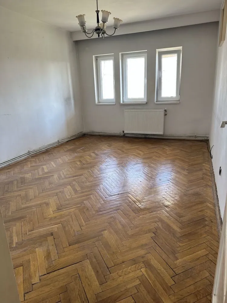 BRASADAS vinde ap 5 cam CARAMIDA etaj 1 zona Lic. ECONOMIC. - Agenția BRASADAS vinde apartament cu 5 camere din CARAMIDA la etajul 1 in zona Liceului Economic. Apartamentul are : 2 bai 3 debarale 3 balcoane 170 mp-construiti 112 mp-utili Centrala pe gaze Pentru mai multe oferte accesați www.brasadas.com.