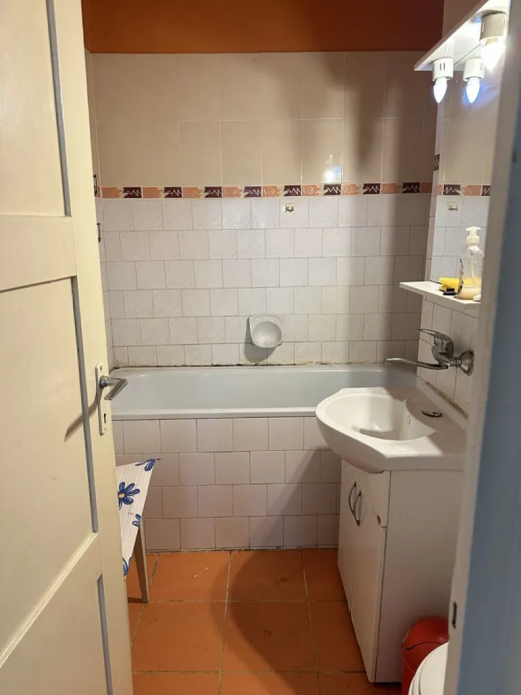 BRASADAS vinde ap 5 cam CARAMIDA etaj 1 zona Lic. ECONOMIC. - Agenția BRASADAS vinde apartament cu 5 camere din CARAMIDA la etajul 1 in zona Liceului Economic. Apartamentul are : 2 bai 3 debarale 3 balcoane 170 mp-construiti 112 mp-utili Centrala pe gaze Pentru mai multe oferte accesați www.brasadas.com.
