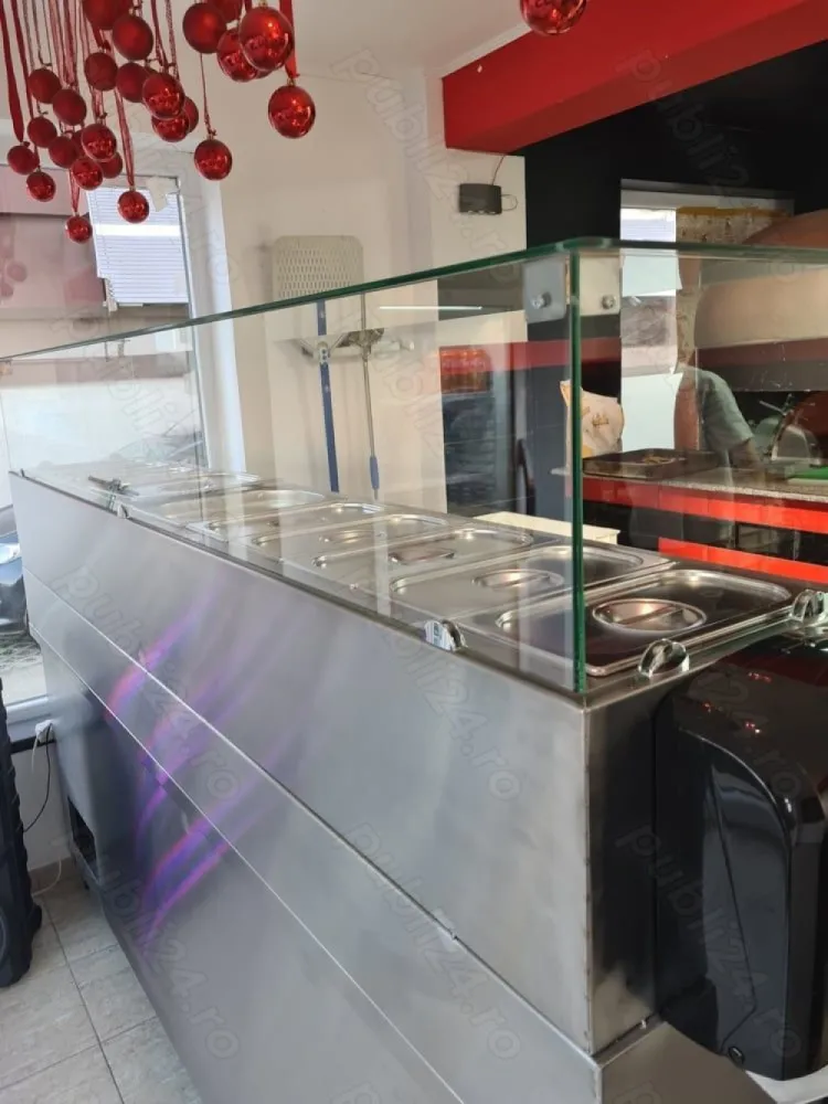 BRASADAS vinde Pizzerie in Popesti Leordeni. - Agenția imobiliara BRASADAS vinde pizzerie delivery in Popești-Leordeni Afacerea este rentabila avand clientela formata. Se vinde complect utilata ca in poze. Spatiul este format din zona de servire unde gasim cuptor mare pe gaz, masa cu vitrina refrigerata 250 cm, feliator profesional, malaxor profesional 22 L doua viteze,vitrina bauturi, frigider, aer conditionat, mese inox etc. Doua locuri la masa in interior pentru clienti. In spatele zonei de servire avem spatiul de depozitare si toaleta. Total 40 mp spatiu la interior..In fata spatiului avem o terasa si loc de parcare privat exact langa pizzerie. Chiria spatiului este foarte mica de 600 euro lunar. Contractul de chirie se preda pe timp de 4 ani. Pretul pentru afacere este doar 14.900 euro. Pentru mai multe oferte accesați www.brasadas.com