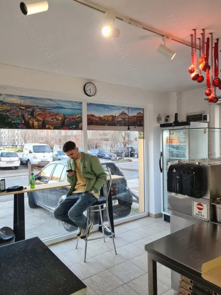BRASADAS vinde Pizzerie in Popesti Leordeni. - Agenția imobiliara BRASADAS vinde pizzerie delivery in Popești-Leordeni Afacerea este rentabila avand clientela formata. Se vinde complect utilata ca in poze. Spatiul este format din zona de servire unde gasim cuptor mare pe gaz, masa cu vitrina refrigerata 250 cm, feliator profesional, malaxor profesional 22 L doua viteze,vitrina bauturi, frigider, aer conditionat, mese inox etc. Doua locuri la masa in interior pentru clienti. In spatele zonei de servire avem spatiul de depozitare si toaleta. Total 40 mp spatiu la interior..In fata spatiului avem o terasa si loc de parcare privat exact langa pizzerie. Chiria spatiului este foarte mica de 600 euro lunar. Contractul de chirie se preda pe timp de 4 ani. Pretul pentru afacere este doar 14.900 euro. Pentru mai multe oferte accesați www.brasadas.com