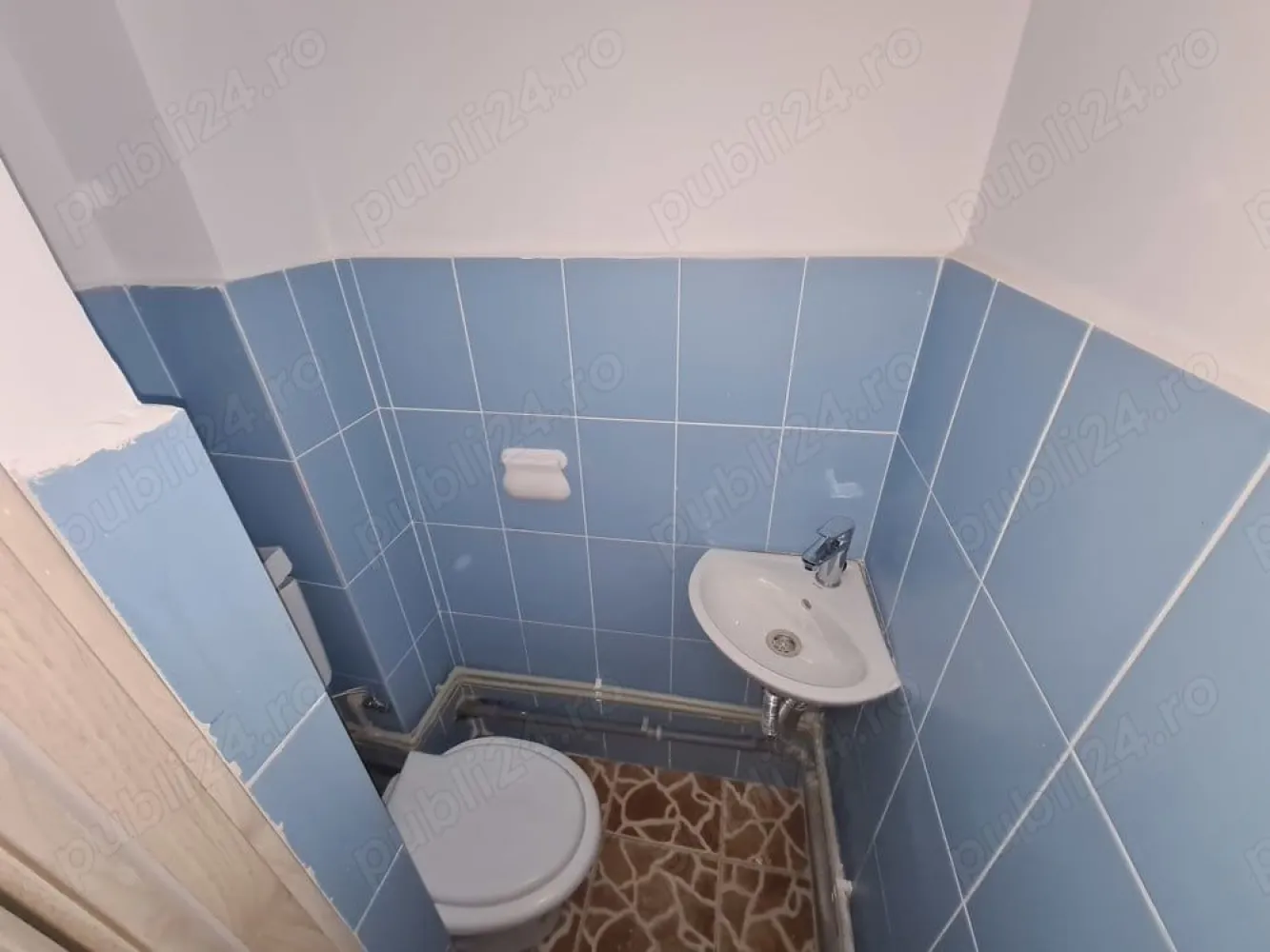 Spatiu comercial calea Serban Voda 199 - Vand Închiriez Spațiu comercial parter din vila p+1+m. Spatiu cu destinatie comercial, nu transformat! Centrala termica proprie, noua! Închiriere ....800 euro luna. 4 camere și 2 bai!! Plus demisol 2 camere! Suprafata parter 42mp. Suprafața demisol 17 mp! Expunere mare cu vitrine pe doua laturi. Spațiul este situat chiar pe bulevardul Serban Voda 199.