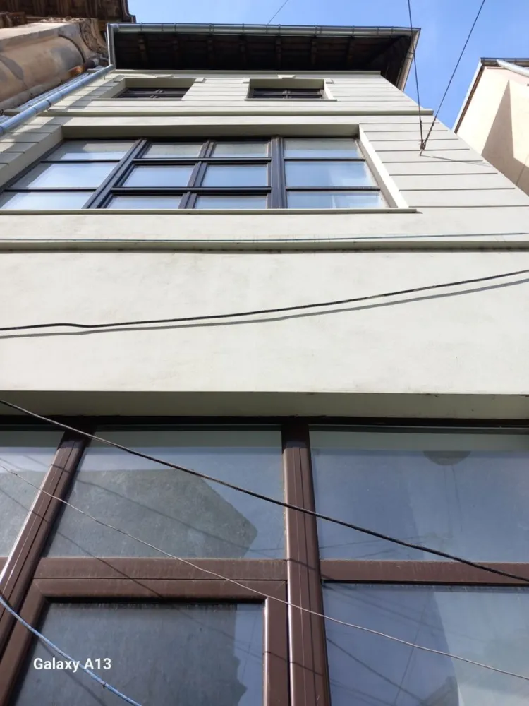 BRASADAS închiriază spatiu comercial RENOVAT Lipscani 120mp. - Agenția BRASADAS închiriază spatiu comercial RENOVAT situat în zona Lipscani, cu centrala termica. Suprafata la parter este de 60 mp. la parter si 60 mp. la demisol. Pentru mai multe oferte accesați www.brasadas.com.