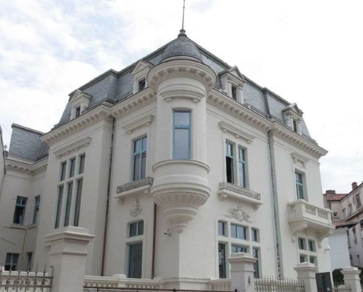 BRASADAS închiriază vila 21 cam UNIRII Birouri exclusive. - Agenția BRASADAS închiriază vila cu o istorie bogată povestită in cele 3 volume ale romanului "Cronică de Familie" Scrise de Petru Dumitriu in 1955. Locaţia principală a filmulului "Y" (2024) Suprafaţă construită de 1007 mp. In Inima Noului Centrul Vechi al Bucureştiului Vila complet restaurată la gloria ei iniţială Dotată de facilităţi nemaivăzute în Romania printre care, pardoseli din piatra onix, bucătării Officine Gullo din cupru si alama , căzi şi mobilier de baie din cupru şi alama produse la comanda de Officine Gullo, ferestre termoizolante antiefracţie din cupru patinat, acoperiş învelit cu piatra ardezia verde, sistem burlane de cupru patinat, lustre Veneţiene Murano, ... 21 camere 3 bucatării 10 băi 12 holuri 2 case scări 6 terase 1 garaj pentru două autoturisme Acces auxiliar pentru parcare in curte interioara (3-5 autoturisme) Acces auxiliar separat la demisol si mansarda. Pentru mai multe oferte accesați www.brasadas.com.