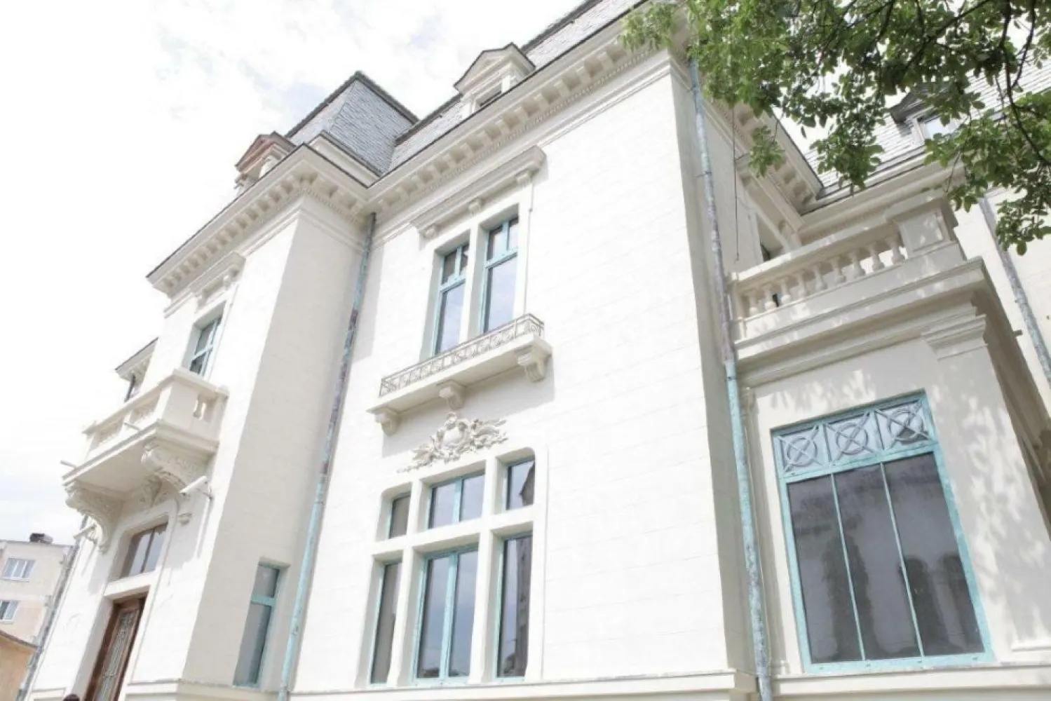BRASADAS închiriază vila 21 cam UNIRII Birouri exclusive. - Agenția BRASADAS închiriază vila cu o istorie bogată povestită in cele 3 volume ale romanului "Cronică de Familie" Scrise de Petru Dumitriu in 1955. Locaţia principală a filmulului "Y" (2024) Suprafaţă construită de 1007 mp. In Inima Noului Centrul Vechi al Bucureştiului Vila complet restaurată la gloria ei iniţială Dotată de facilităţi nemaivăzute în Romania printre care, pardoseli din piatra onix, bucătării Officine Gullo din cupru si alama , căzi şi mobilier de baie din cupru şi alama produse la comanda de Officine Gullo, ferestre termoizolante antiefracţie din cupru patinat, acoperiş învelit cu piatra ardezia verde, sistem burlane de cupru patinat, lustre Veneţiene Murano, ... 21 camere 3 bucatării 10 băi 12 holuri 2 case scări 6 terase 1 garaj pentru două autoturisme Acces auxiliar pentru parcare in curte interioara (3-5 autoturisme) Acces auxiliar separat la demisol si mansarda. Pentru mai multe oferte accesați www.brasadas.com.