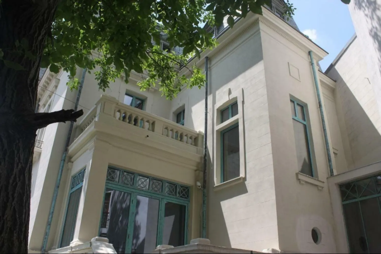 BRASADAS închiriază vila 21 cam UNIRII Birouri exclusive. - Agenția BRASADAS închiriază vila cu o istorie bogată povestită in cele 3 volume ale romanului "Cronică de Familie" Scrise de Petru Dumitriu in 1955. Locaţia principală a filmulului "Y" (2024) Suprafaţă construită de 1007 mp. In Inima Noului Centrul Vechi al Bucureştiului Vila complet restaurată la gloria ei iniţială Dotată de facilităţi nemaivăzute în Romania printre care, pardoseli din piatra onix, bucătării Officine Gullo din cupru si alama , căzi şi mobilier de baie din cupru şi alama produse la comanda de Officine Gullo, ferestre termoizolante antiefracţie din cupru patinat, acoperiş învelit cu piatra ardezia verde, sistem burlane de cupru patinat, lustre Veneţiene Murano, ... 21 camere 3 bucatării 10 băi 12 holuri 2 case scări 6 terase 1 garaj pentru două autoturisme Acces auxiliar pentru parcare in curte interioara (3-5 autoturisme) Acces auxiliar separat la demisol si mansarda. Pentru mai multe oferte accesați www.brasadas.com.