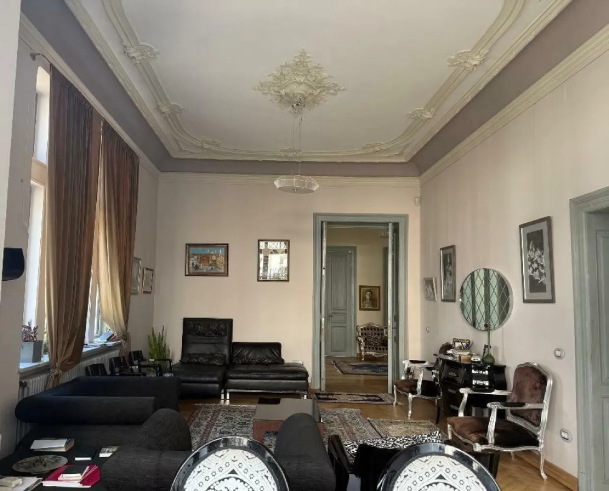 BRASADAS închiriază vila 21 cam UNIRII Birouri exclusive. - Agenția BRASADAS închiriază vila cu o istorie bogată povestită in cele 3 volume ale romanului "Cronică de Familie" Scrise de Petru Dumitriu in 1955. Locaţia principală a filmulului "Y" (2024) Suprafaţă construită de 1007 mp. In Inima Noului Centrul Vechi al Bucureştiului Vila complet restaurată la gloria ei iniţială Dotată de facilităţi nemaivăzute în Romania printre care, pardoseli din piatra onix, bucătării Officine Gullo din cupru si alama , căzi şi mobilier de baie din cupru şi alama produse la comanda de Officine Gullo, ferestre termoizolante antiefracţie din cupru patinat, acoperiş învelit cu piatra ardezia verde, sistem burlane de cupru patinat, lustre Veneţiene Murano, ... 21 camere 3 bucatării 10 băi 12 holuri 2 case scări 6 terase 1 garaj pentru două autoturisme Acces auxiliar pentru parcare in curte interioara (3-5 autoturisme) Acces auxiliar separat la demisol si mansarda. Pentru mai multe oferte accesați www.brasadas.com.
