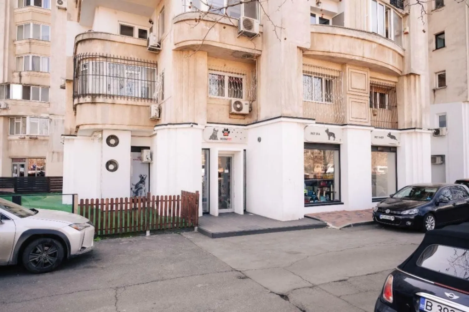 SPAŢIU VERSATIL DE VÂNZARE / ÎNCHIRIERE 211mp. Sect3. - Agenția BRASADAS pune la dispoziţie un spaţiu generos de 211 mp utili, situat la PARTER pe Bulevardul Octavian Goga sector 3. Cu o poziţie strategică, într-o zonă cu vizibilitate ridicată, acest spaţiu este perfect pentru a-ţi pune amprenta asupra unui loc care poate deveni noul tău punct de referinţă. Cu posibilitatea de cumpărare. (550.000 Euro). Ce oferă acest spaţiu? - 211 mp utili, suficient loc pentru orice viziune. - Două spaţii adiacente - versatilitate pentru diverse activităţi. - Teren aferent pentru extindere, amenajare sau destinaţii suplimentare - Situat la parter, cu expunere excelentă şi acces facil - Zonă dinamică şi bine conectată la transport, centre de afaceri şi zone comerciale De ce acest spaţiu poate fi pentru tine? - Dacă vrei să îţi deschizi o afacere, ai deja fundaţia perfectă! - Dacă ai nevoie de un showroom, cabinet sau birou, ai găsit locul ideal! - Dacă visezi la o investiţie sigură, această locaţie are un potenţial! Pentru mai multe oferte accesați www.brasadas.com.