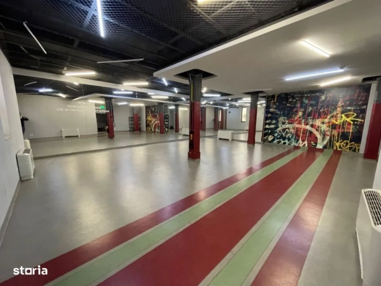 Studio Fitness zona ultra centrala - Oferim spre inchiriere studio de fitness cu suprafata de 175 mp . Spațiile sunt destinatie de Studiouri Fitness in zona ultra centrala. Spațiile se află in proximitatea Hotel Novotel, la o distanta de 600 m de statia de metrou “Universitate”.  Spațiile beneficiază de finisaje premium și de locuri de parcare proprii, fiind singura din zona cu aceasta facilitate.  Studioul are o suprafeta de 100mp, restul suprafeței fiind ocupată de vestiare si grupuri sanitare. Spațiul este ideal pentru desfasurarea activitatilor fizice de grup precum: dansuri, sala fitness, Yoga, Pilates, HIIT etc. Imobilul este echipat cu centrala tratare aer, centrala termica pe baza de gaz si chiller.Suplimentar chiriei se va percepe o taxa de mentenanta pt acoperirea cheltuielilor comune de intretinere a aceasta taxa se va percepe TVA. Chiria nu este purtatoare de TVA.Adresa: Strada Matei Millo, nr.9, sector 1