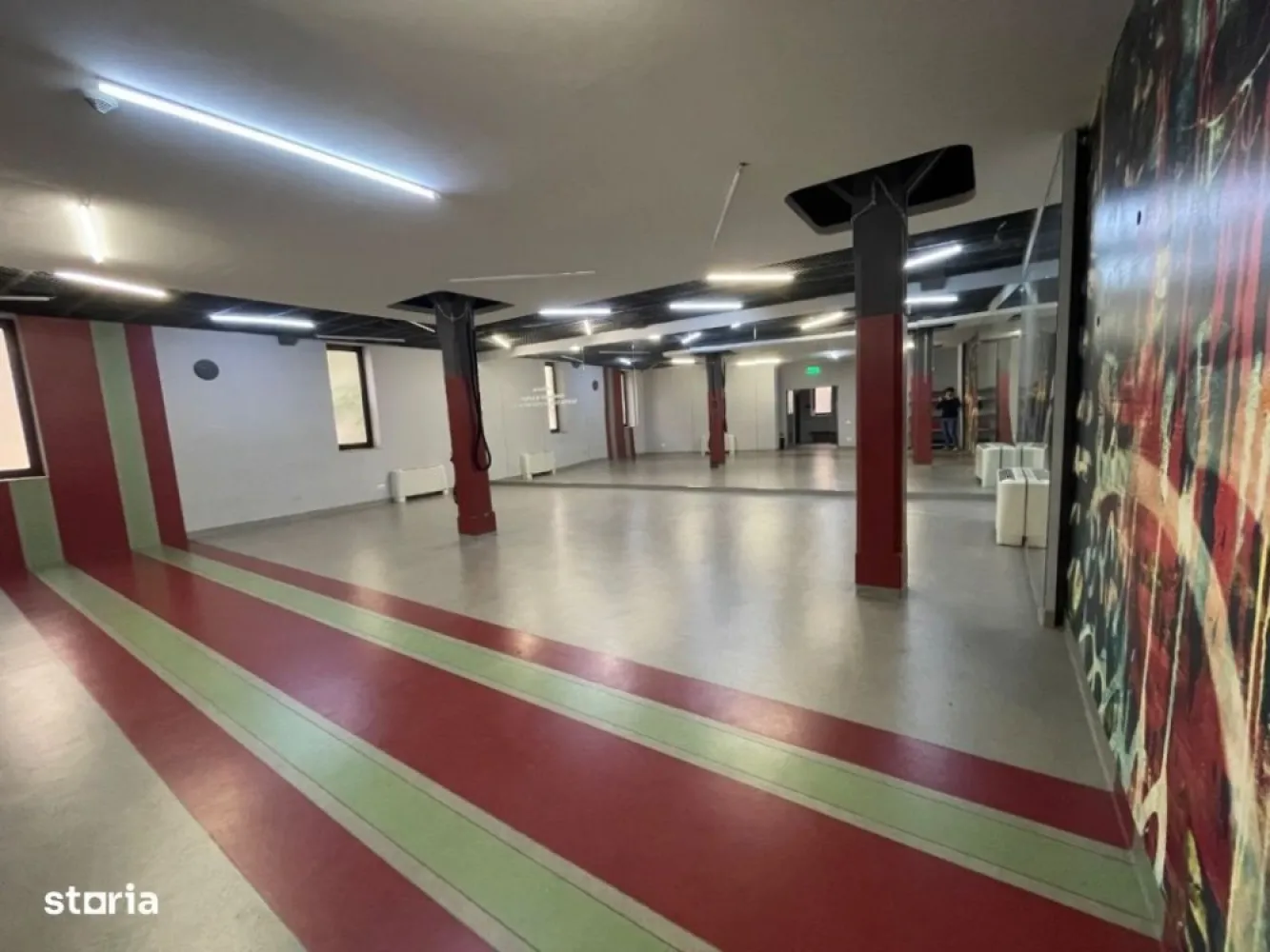 Studio Fitness zona ultra centrala - Oferim spre inchiriere studio de fitness cu suprafata de 175 mp . Spațiile sunt destinatie de Studiouri Fitness in zona ultra centrala. Spațiile se află in proximitatea Hotel Novotel, la o distanta de 600 m de statia de metrou “Universitate”.  Spațiile beneficiază de finisaje premium și de locuri de parcare proprii, fiind singura din zona cu aceasta facilitate.  Studioul are o suprafeta de 100mp, restul suprafeței fiind ocupată de vestiare si grupuri sanitare. Spațiul este ideal pentru desfasurarea activitatilor fizice de grup precum: dansuri, sala fitness, Yoga, Pilates, HIIT etc. Imobilul este echipat cu centrala tratare aer, centrala termica pe baza de gaz si chiller.Suplimentar chiriei se va percepe o taxa de mentenanta pt acoperirea cheltuielilor comune de intretinere a aceasta taxa se va percepe TVA. Chiria nu este purtatoare de TVA.Adresa: Strada Matei Millo, nr.9, sector 1