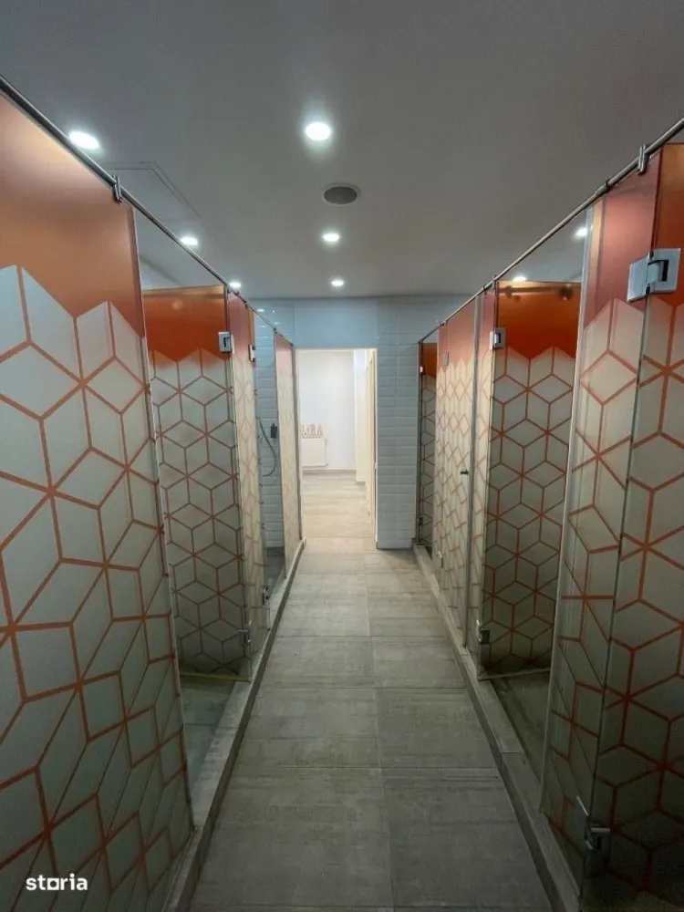 Studio Fitness zona ultra centrala - Oferim spre inchiriere studio de fitness cu suprafata de 175 mp . Spațiile sunt destinatie de Studiouri Fitness in zona ultra centrala. Spațiile se află in proximitatea Hotel Novotel, la o distanta de 600 m de statia de metrou “Universitate”.  Spațiile beneficiază de finisaje premium și de locuri de parcare proprii, fiind singura din zona cu aceasta facilitate.  Studioul are o suprafeta de 100mp, restul suprafeței fiind ocupată de vestiare si grupuri sanitare. Spațiul este ideal pentru desfasurarea activitatilor fizice de grup precum: dansuri, sala fitness, Yoga, Pilates, HIIT etc. Imobilul este echipat cu centrala tratare aer, centrala termica pe baza de gaz si chiller.Suplimentar chiriei se va percepe o taxa de mentenanta pt acoperirea cheltuielilor comune de intretinere a aceasta taxa se va percepe TVA. Chiria nu este purtatoare de TVA.Adresa: Strada Matei Millo, nr.9, sector 1