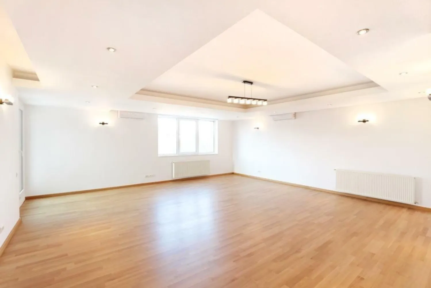 Apartament 5 camere la 300m de parcul Herăstrău, renovat 2025 (proprietar) - Proprietar închiriez apartament 5 camere renovat in 2025, situat la 300m de Parcul Herăstrău, suprafata utila 174 mp. Living + 3 dormitoare + birou, 3 bai + grup sanitar, parchet din lemn masiv, ceramica Italia, glafuri din marmura, tâmplărie termopan aluminiu, bucatarie complet utilata, dressing, aer conditionat Ariston model 2024, centrala proprie Vaillant, cada hidromasaj, terasa, 2 locuri parcare, acces controlat in incinta. 1799 EUR/luna.
