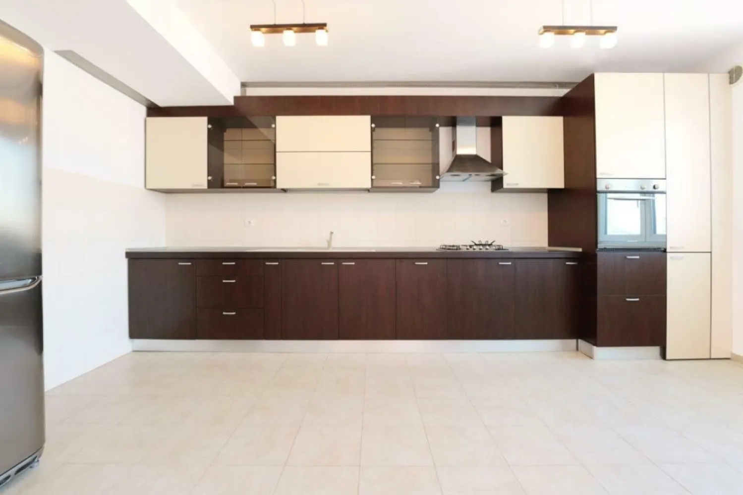 Apartament 5 camere la 300m de parcul Herăstrău, renovat 2025 (proprietar) - Proprietar închiriez apartament 5 camere renovat in 2025, situat la 300m de Parcul Herăstrău, suprafata utila 174 mp. Living + 3 dormitoare + birou, 3 bai + grup sanitar, parchet din lemn masiv, ceramica Italia, glafuri din marmura, tâmplărie termopan aluminiu, bucatarie complet utilata, dressing, aer conditionat Ariston model 2024, centrala proprie Vaillant, cada hidromasaj, terasa, 2 locuri parcare, acces controlat in incinta. 1799 EUR/luna.