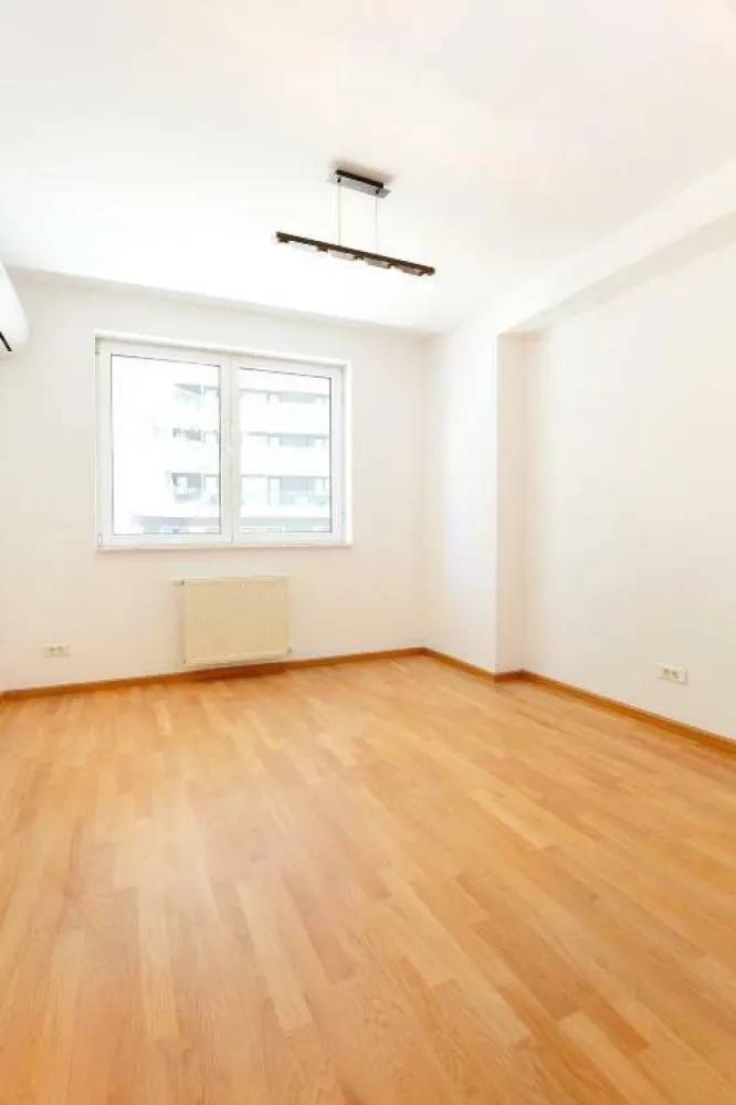 Apartament 5 camere la 300m de parcul Herăstrău, renovat 2025 (proprietar) - Proprietar închiriez apartament 5 camere renovat in 2025, situat la 300m de Parcul Herăstrău, suprafata utila 174 mp. Living + 3 dormitoare + birou, 3 bai + grup sanitar, parchet din lemn masiv, ceramica Italia, glafuri din marmura, tâmplărie termopan aluminiu, bucatarie complet utilata, dressing, aer conditionat Ariston model 2024, centrala proprie Vaillant, cada hidromasaj, terasa, 2 locuri parcare, acces controlat in incinta. 1799 EUR/luna.