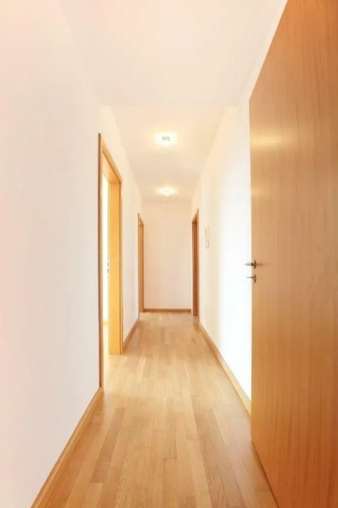Apartament 5 camere la 300m de parcul Herăstrău, renovat 2025 (proprietar) - Proprietar închiriez apartament 5 camere renovat in 2025, situat la 300m de Parcul Herăstrău, suprafata utila 174 mp. Living + 3 dormitoare + birou, 3 bai + grup sanitar, parchet din lemn masiv, ceramica Italia, glafuri din marmura, tâmplărie termopan aluminiu, bucatarie complet utilata, dressing, aer conditionat Ariston model 2024, centrala proprie Vaillant, cada hidromasaj, terasa, 2 locuri parcare, acces controlat in incinta. 1799 EUR/luna.