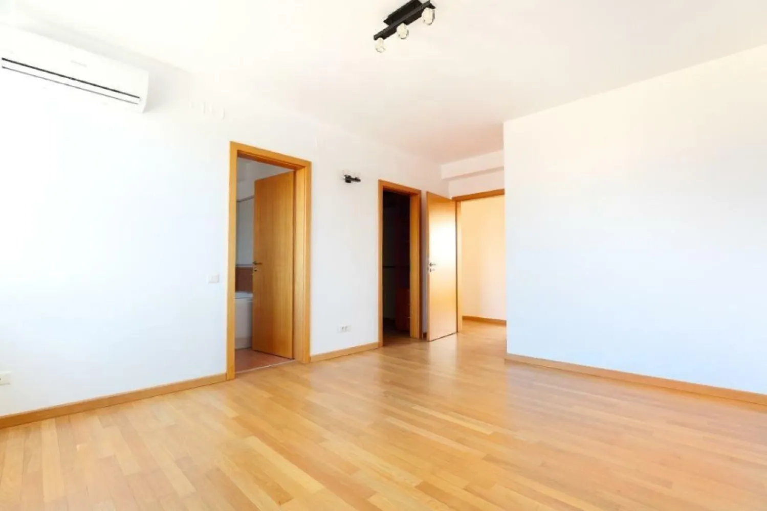 Apartament 5 camere la 300m de parcul Herăstrău, renovat 2025 (proprietar) - Proprietar închiriez apartament 5 camere renovat in 2025, situat la 300m de Parcul Herăstrău, suprafata utila 174 mp. Living + 3 dormitoare + birou, 3 bai + grup sanitar, parchet din lemn masiv, ceramica Italia, glafuri din marmura, tâmplărie termopan aluminiu, bucatarie complet utilata, dressing, aer conditionat Ariston model 2024, centrala proprie Vaillant, cada hidromasaj, terasa, 2 locuri parcare, acces controlat in incinta. 1799 EUR/luna.