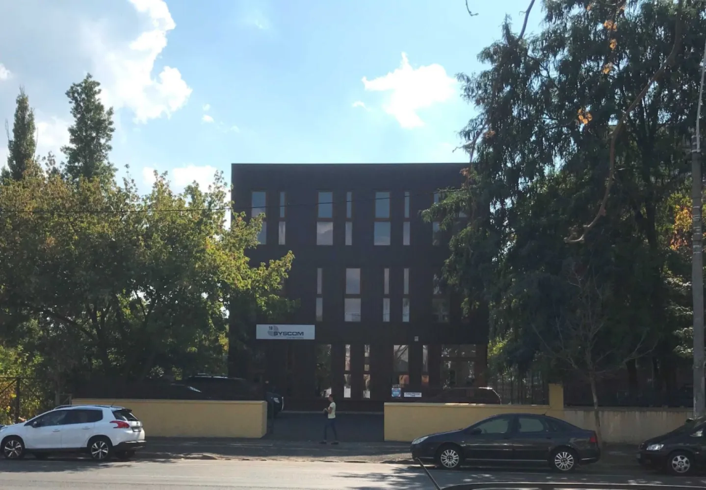 BRASADAS inchiriaza cladire de birouri pe Calea Plevnei. - Agentia Imobiliara BRASADAS inchiriaza cladire pe 3 nivele: P+2 situata pe Calea Plevnei. Parterul este amenajat, etajul 1 si 2 nu sunt amenajate. Fie le vom amenaja noi, fie chiriasul in contul chiriei pe o anumita perioada de timp. Suprafata: cca 260 mp/ nivel. 10 locuri de parcare in curtea proprie. Www.brasadas.com.