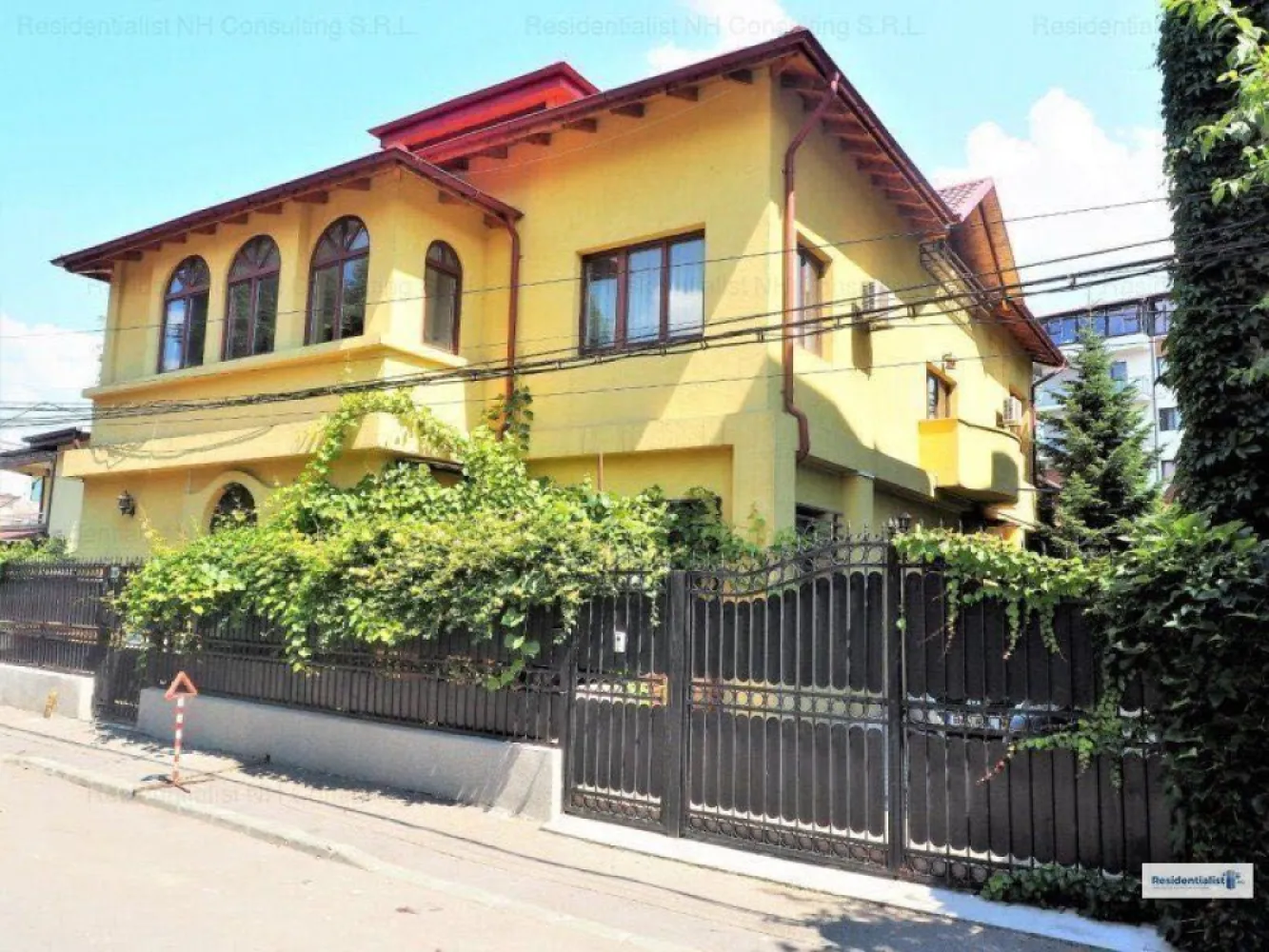 BRASADAS închiriază vila 6 cam Calea Mosilor. - Agenția BRASADAS inchiriaza vilă ultracentrală zona Calea Mosilor ( bisera Sf Silvestru ) * Suprafață totală: 416 mp, împărțiți astfel: * Parter: 109 mp * Etaj: 157 mp * Mansardă (open space): 150 mp * Compartimentare: 6 camere, 2 holuri generoase pe fiecare etaj, spații tehnice și de depozitare multiple * Facilități: 2 grupuri sanitare, 2 băi complet utilate, 2 balcoane Proprietatea este ideală pentru birouri, sediu de firmă sau alte activități comerciale. Contractul se va face pe minim 3 ani. Pentru mai multe oferte accesați www.brasadas.com.