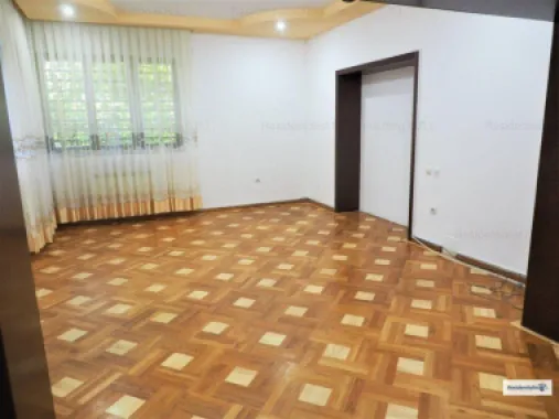 BRASADAS închiriază vila 6 cam Calea Mosilor.