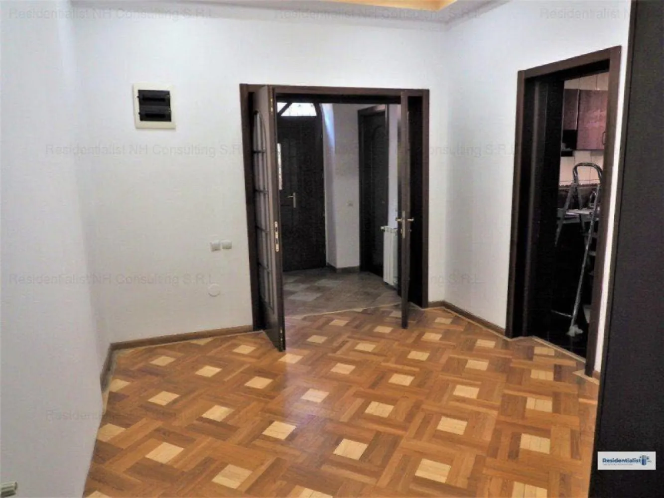 BRASADAS închiriază vila 6 cam Calea Mosilor.