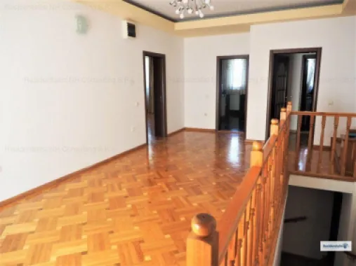 BRASADAS închiriază vila 6 cam Calea Mosilor.