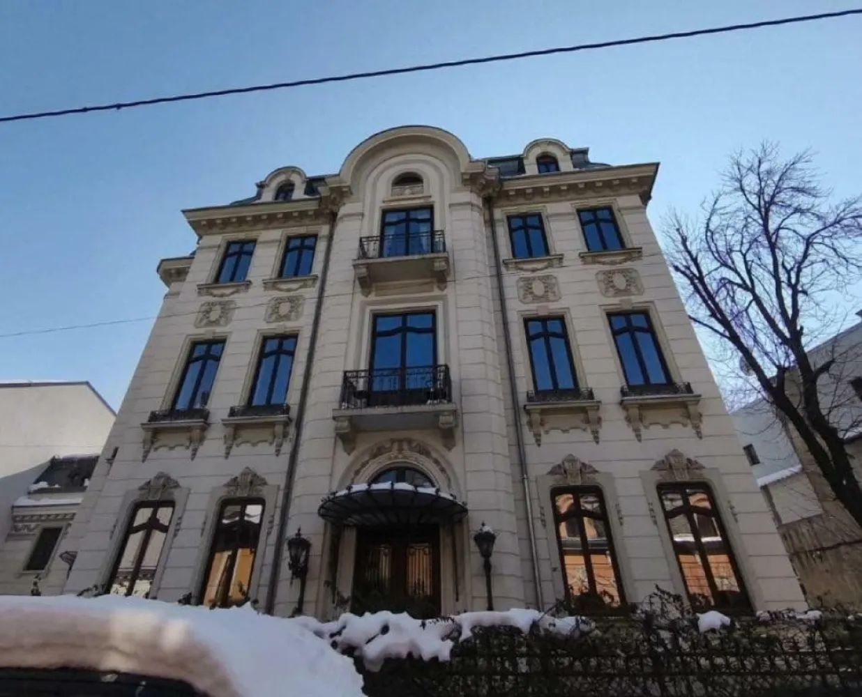 OPEN SPACE-MANSARDA DE INCHIRIAT UNIVERSITATE-ROSETTI-3900 EURO+TVA/LUNA - PROPRIETAR PERSOANA JURIDICA INCHIRIAZA OPEN SPACE - Mansarda exceptionala situata intr-o vila monument istoric in plin centru al Bucurestiului, la cca 5 minute de mers pe jos de statia de metrou Universitate, in spatele Pietei Rosetti, intr-o zona valoroasa a orasului din punct de vedere arhitectural si urbanistic. Vila a fost consolidata si reconditionata integral. Spatiul spre inchiriere detine 2 cai de acces (ascensor si scari) si 2 locuri de parcare securizate. Detine incalzire in pardoseala, aer conditionat, centrala proprie si este termoizolata. Suprafata utila â€“ 233,5 mp, compusa din: 1 Birou open space â€“ 165,9 mp; 3 sali de private meeting - cca 17 mp fiecare; 2 Grupuri sanitare; 1 Chicineta; 1 Camera tehnica - ascensor si centrala termica;