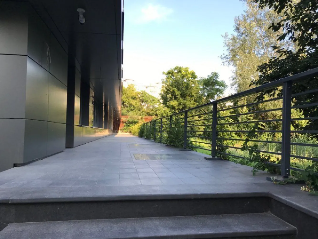 Spatiu comercial si birouri intersectie Timpuri Noi, suprafata 250mp+terasa, - Cladire 8 etaje, noua, in 2023 finisata pentru inchiriere/ Spatiu comercial sau de birouri la parter. Spatiu de inchiriat parter interior 250mp util iar pretul include si terasa exterioara de 150mp cu pretul negociabil si acces separat spre strada principala Contorizare separata parter Spatii pe etaj cuprinse intre 200mp si 370mp la fiecare etaj .