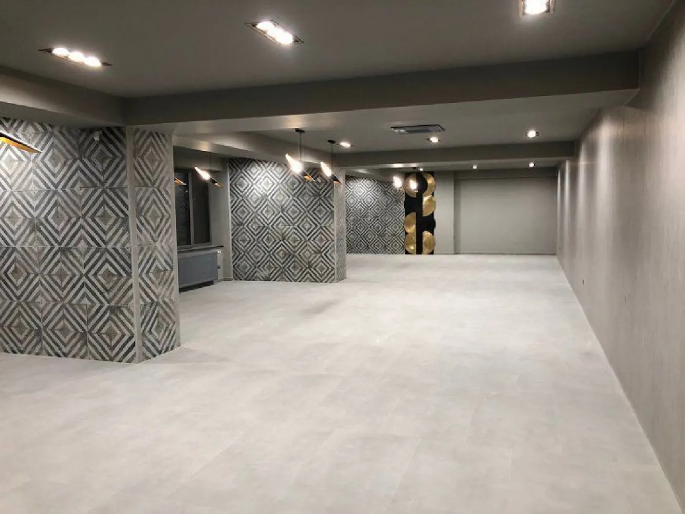 Spatiu comercial si birouri intersectie Timpuri Noi, suprafata 250mp+terasa, - Cladire 8 etaje, noua, in 2023 finisata pentru inchiriere/ Spatiu comercial sau de birouri la parter. Spatiu de inchiriat parter interior 250mp util iar pretul include si terasa exterioara de 150mp cu pretul negociabil si acces separat spre strada principala Contorizare separata parter Spatii pe etaj cuprinse intre 200mp si 370mp la fiecare etaj .