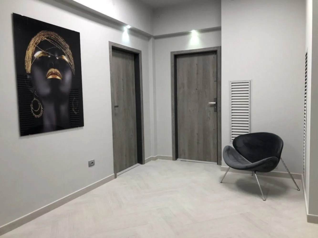 Spatiu comercial si birouri intersectie Timpuri Noi, suprafata 250mp+terasa, - Cladire 8 etaje, noua, in 2023 finisata pentru inchiriere/ Spatiu comercial sau de birouri la parter. Spatiu de inchiriat parter interior 250mp util iar pretul include si terasa exterioara de 150mp cu pretul negociabil si acces separat spre strada principala Contorizare separata parter Spatii pe etaj cuprinse intre 200mp si 370mp la fiecare etaj .