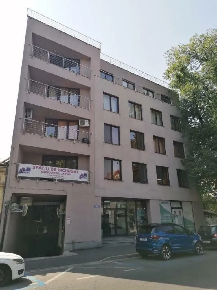 Inchiriere spatiu birouri Polona 95-99 , Sector 1 - Inchiriere spatiu birouri cladire Polona 95-99, Sector 1, Bucuresti. La 5 min de statia de metrou Stefan cel Mare Disponibilitate : - spatiu etaj 3 , 190 mp - compartimentat birouri sticla , gata de mutat, doar sa vii cu mobilierul - situat pe partea din fata a cladirii , dispune de balcon. - Chirie - 14 euro/mp + tva / luna - Service charge - 4 euro/ mp +tva / luna - 1 Loc de parcare - 120 Euro + tva / luna. - Recepţie; - Pază 24/24; - Curăţenie spaţii comune; - Servicii tehnice şi administrarea proprietăţii; - Mentenanţă echipamente clădire conform prevederilor legale;