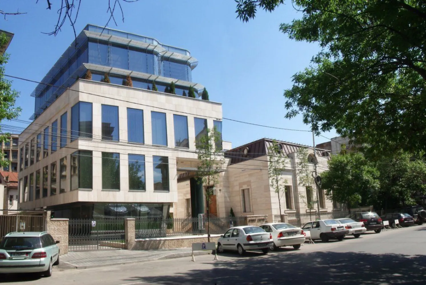 Stirbei Center, ultracentral, direct proprietar - - suprafata disponibila: 290 mp; - spatiul este mobilat si echipat; - Sistem de încalzire și racire cu ventiloconvectoare; - servicii de curatenie pe spatii comune; - spatiu dotat cu sistem de detectie incendiu ; - servicii de paza 24 de ore; - spatiu mochetat ; - chicineta utilata ; - grupuri sanitare utilate complet; - parcare permanenta pazita cu acces 24 de ore; - 3 locuri de parcare alocate acestui spatiu ; - asistenta tehnica. Conditiile de inchiriere sunt urmatoarele: - pret de inchiriere - 15 euro/mp; - cost intretinere spatii comune in sistem deschis cu regularizare la sfarsit de an - 5 euro/mp; Acest pret include costurile cu incalzirea si racirea spatiului; - locuri de parcare la un pret de 190 euro/pkk/luna; - servicii de curatenie aferente spatiului inchiriata - 4 euro/mp (la cerere); - costurile de electricitate vor fi refacturate de catre proprietar pe baza facturii emise de catre Electrica furnizare in baza consumului individual; - perioada de inchiriere pe 2 ani, 3 ani sau 5 ani; - garantie va fi contravaloarea chiriei pe 2 luni; - plata chiriei se va realiza lunar, la inceputul fiecarei perioade