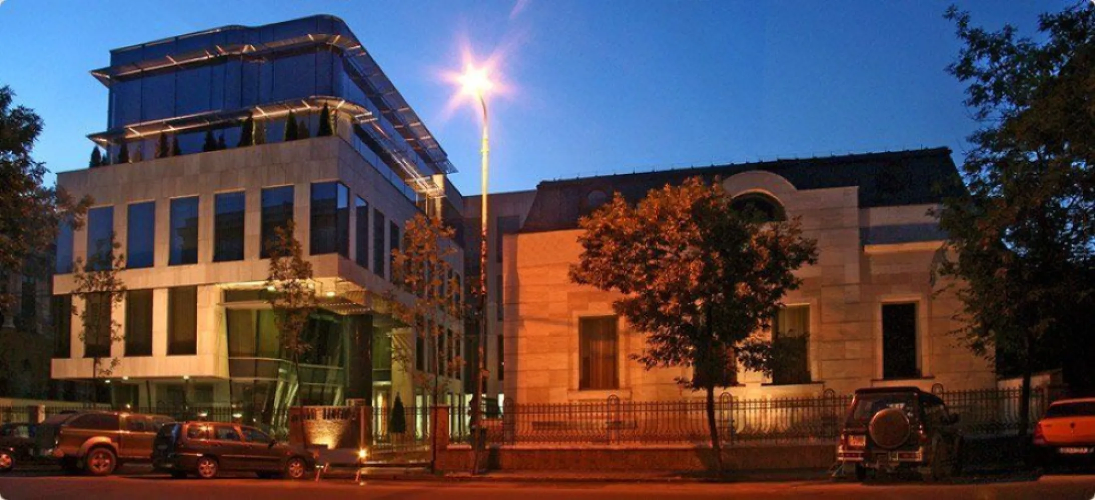 Stirbei Center, ultracentral, direct proprietar - - suprafata disponibila: 290 mp; - spatiul este mobilat si echipat; - Sistem de încalzire și racire cu ventiloconvectoare; - servicii de curatenie pe spatii comune; - spatiu dotat cu sistem de detectie incendiu ; - servicii de paza 24 de ore; - spatiu mochetat ; - chicineta utilata ; - grupuri sanitare utilate complet; - parcare permanenta pazita cu acces 24 de ore; - 3 locuri de parcare alocate acestui spatiu ; - asistenta tehnica. Conditiile de inchiriere sunt urmatoarele: - pret de inchiriere - 15 euro/mp; - cost intretinere spatii comune in sistem deschis cu regularizare la sfarsit de an - 5 euro/mp; Acest pret include costurile cu incalzirea si racirea spatiului; - locuri de parcare la un pret de 190 euro/pkk/luna; - servicii de curatenie aferente spatiului inchiriata - 4 euro/mp (la cerere); - costurile de electricitate vor fi refacturate de catre proprietar pe baza facturii emise de catre Electrica furnizare in baza consumului individual; - perioada de inchiriere pe 2 ani, 3 ani sau 5 ani; - garantie va fi contravaloarea chiriei pe 2 luni; - plata chiriei se va realiza lunar, la inceputul fiecarei perioade