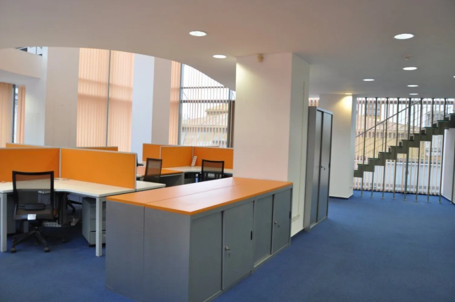 Stirbei Center, ultracentral, direct proprietar - - suprafata disponibila: 290 mp; - spatiul este mobilat si echipat; - Sistem de încalzire și racire cu ventiloconvectoare; - servicii de curatenie pe spatii comune; - spatiu dotat cu sistem de detectie incendiu ; - servicii de paza 24 de ore; - spatiu mochetat ; - chicineta utilata ; - grupuri sanitare utilate complet; - parcare permanenta pazita cu acces 24 de ore; - 3 locuri de parcare alocate acestui spatiu ; - asistenta tehnica. Conditiile de inchiriere sunt urmatoarele: - pret de inchiriere - 15 euro/mp; - cost intretinere spatii comune in sistem deschis cu regularizare la sfarsit de an - 5 euro/mp; Acest pret include costurile cu incalzirea si racirea spatiului; - locuri de parcare la un pret de 190 euro/pkk/luna; - servicii de curatenie aferente spatiului inchiriata - 4 euro/mp (la cerere); - costurile de electricitate vor fi refacturate de catre proprietar pe baza facturii emise de catre Electrica furnizare in baza consumului individual; - perioada de inchiriere pe 2 ani, 3 ani sau 5 ani; - garantie va fi contravaloarea chiriei pe 2 luni; - plata chiriei se va realiza lunar, la inceputul fiecarei perioade