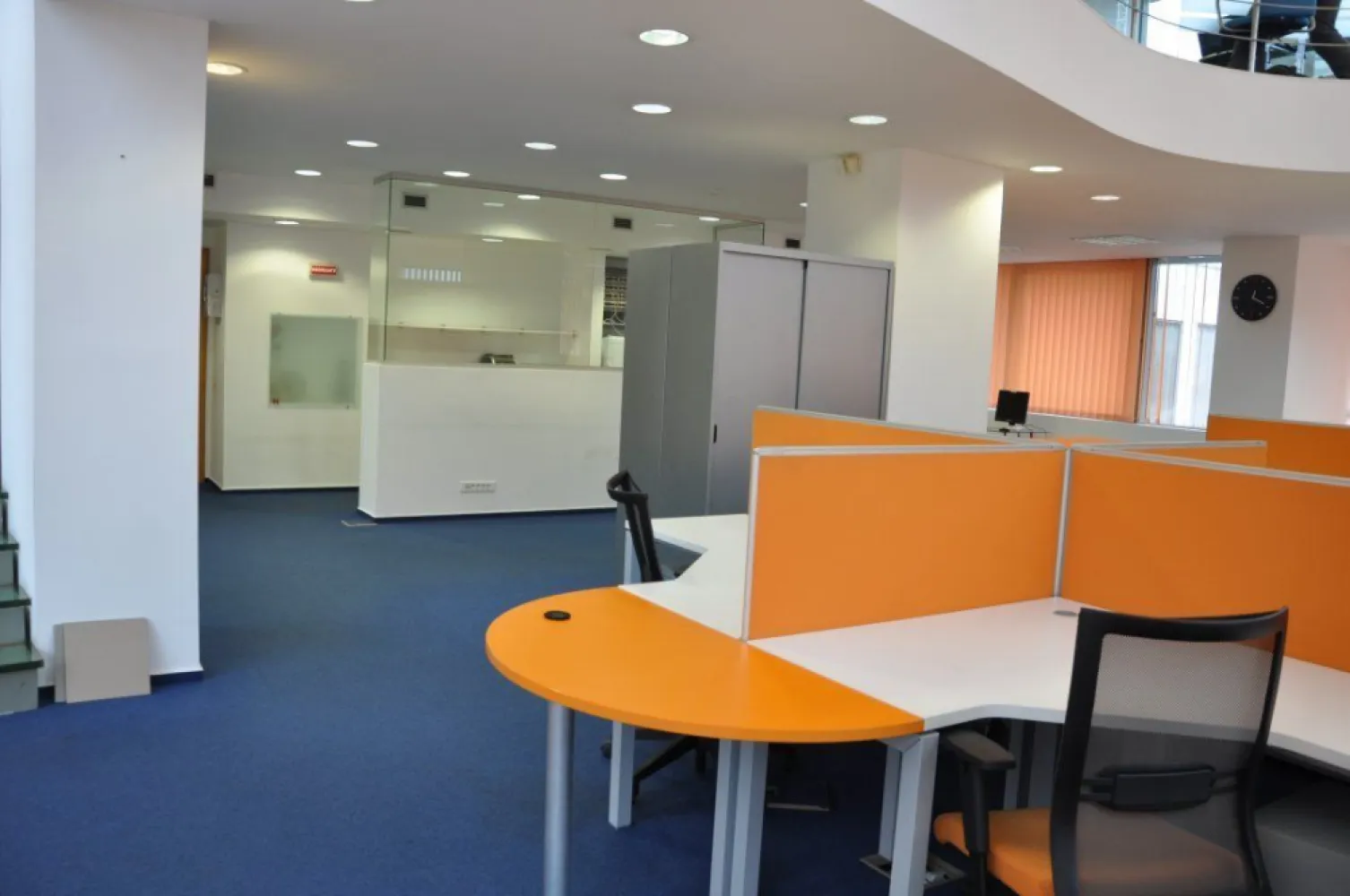 Stirbei Center, ultracentral, direct proprietar - - suprafata disponibila: 290 mp; - spatiul este mobilat si echipat; - Sistem de încalzire și racire cu ventiloconvectoare; - servicii de curatenie pe spatii comune; - spatiu dotat cu sistem de detectie incendiu ; - servicii de paza 24 de ore; - spatiu mochetat ; - chicineta utilata ; - grupuri sanitare utilate complet; - parcare permanenta pazita cu acces 24 de ore; - 3 locuri de parcare alocate acestui spatiu ; - asistenta tehnica. Conditiile de inchiriere sunt urmatoarele: - pret de inchiriere - 15 euro/mp; - cost intretinere spatii comune in sistem deschis cu regularizare la sfarsit de an - 5 euro/mp; Acest pret include costurile cu incalzirea si racirea spatiului; - locuri de parcare la un pret de 190 euro/pkk/luna; - servicii de curatenie aferente spatiului inchiriata - 4 euro/mp (la cerere); - costurile de electricitate vor fi refacturate de catre proprietar pe baza facturii emise de catre Electrica furnizare in baza consumului individual; - perioada de inchiriere pe 2 ani, 3 ani sau 5 ani; - garantie va fi contravaloarea chiriei pe 2 luni; - plata chiriei se va realiza lunar, la inceputul fiecarei perioade